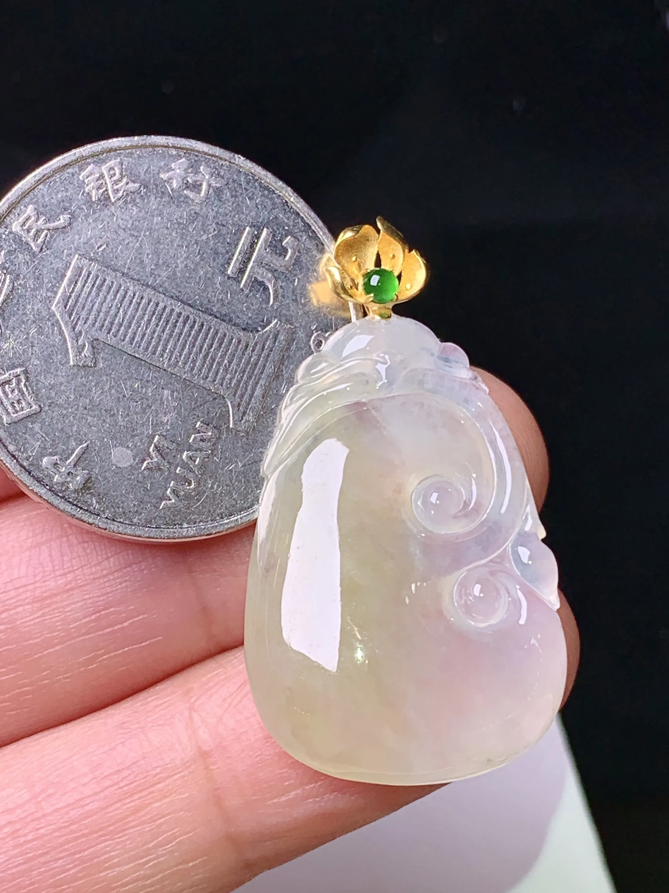 18k金镶嵌冰黄翡如意吊坠 玉质细腻 色泽清新艳丽 整体尺寸34.2*19*4.8