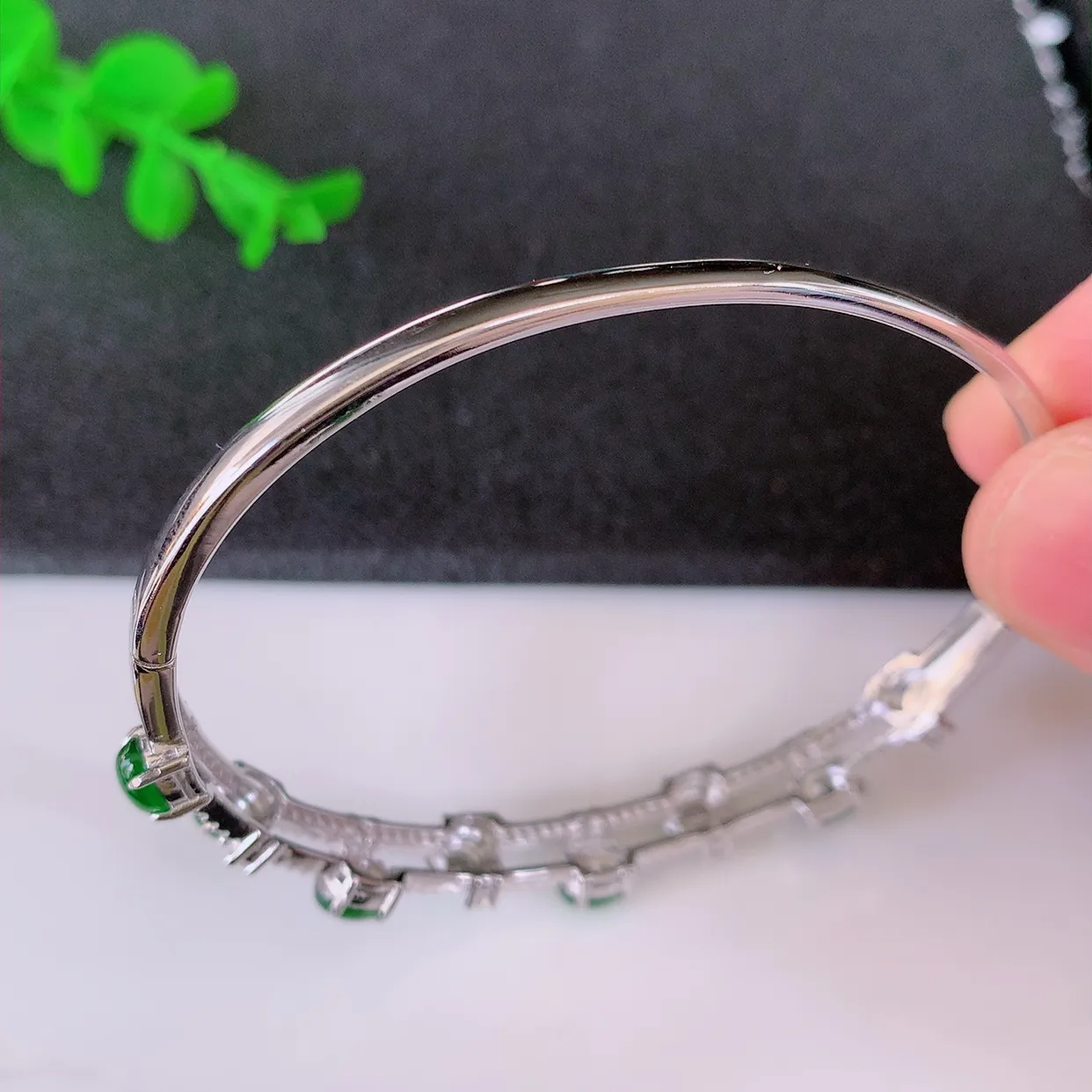 58-59圈口，冰透满绿翡翠925银镶嵌手镯，自然光实拍，翠色灵动，颜色漂亮，种老水足，品相佳，佩戴佳品！#97.20整体58.8-49*7*5 裸石6*4