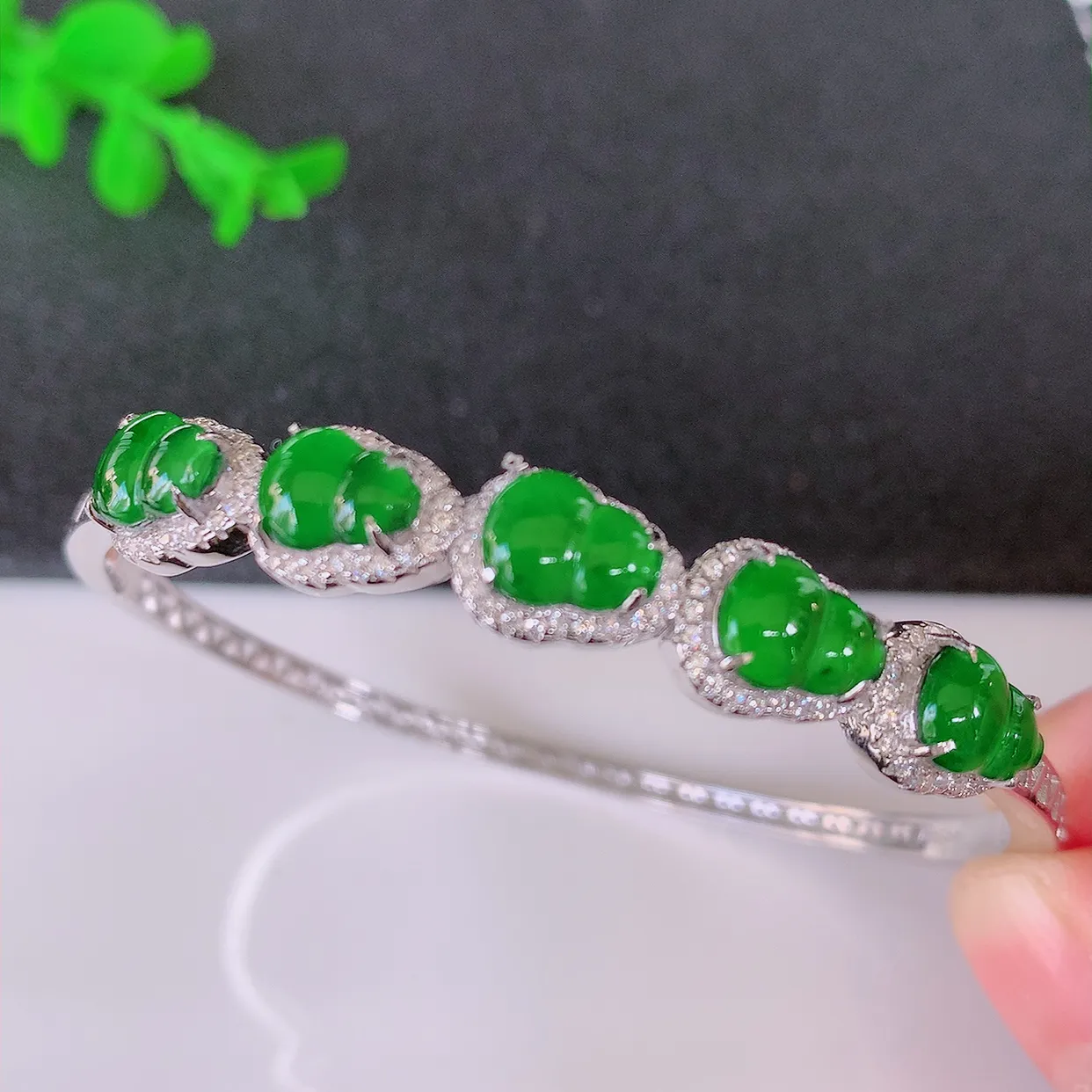 57圈口，冰透满绿翡翠925银镶嵌手镯，自然光实拍，翠色灵动，颜色漂亮，种老水足，品相佳，佩戴佳品！#97.20整体57-51-8.2-5.5 裸石7.8*5.8