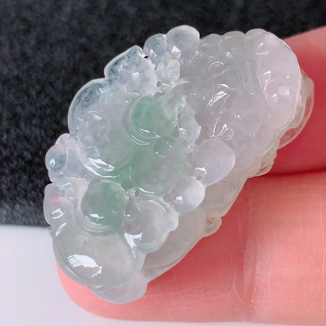 自然光实拍，冰种翡翠招财貔貅吊坠，民间有“一摸貔貅运程旺盛，再摸貔貅财运滚滚，三摸貔貅平步青云 ”的美好祝愿。#01.22