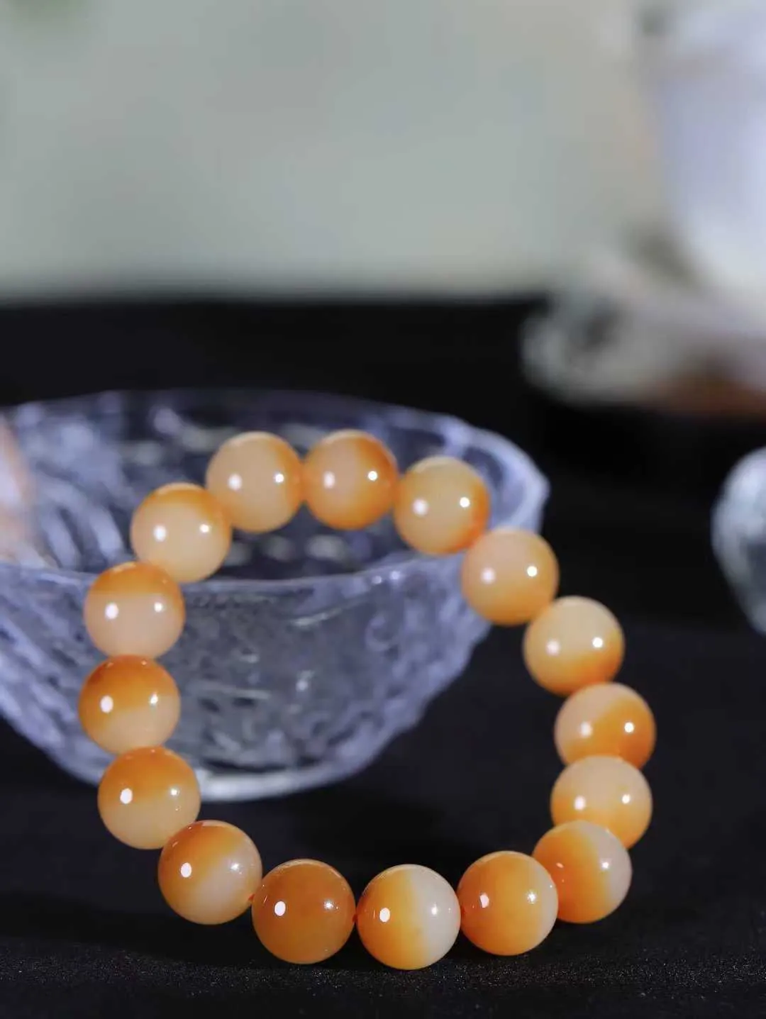 【珠圆玉润.手串】

精品和田玉糖白玉珠圆玉润手串 玉质温润细腻  整串打磨圆润，佩戴舒适。珠珠落玉盘，间关莺语花底滑，一生美好时光，无论身在何处，都有它相伴相守。事事顺遂，幸福美满，吉祥如意。重42克 尺寸取一11.9mm FDT-161101613