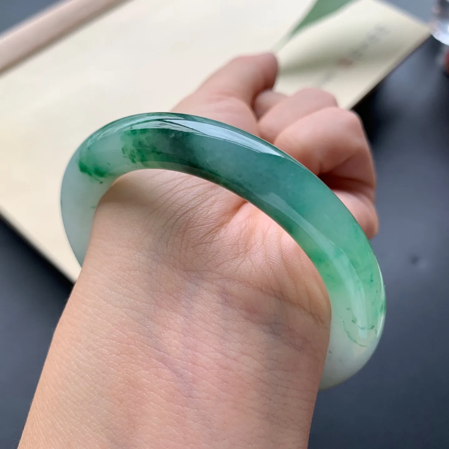 52.8圈口飘绿圆条手镯 尺寸：52.8-9.8-9.2，无纹裂，水润饱满，花色唯美