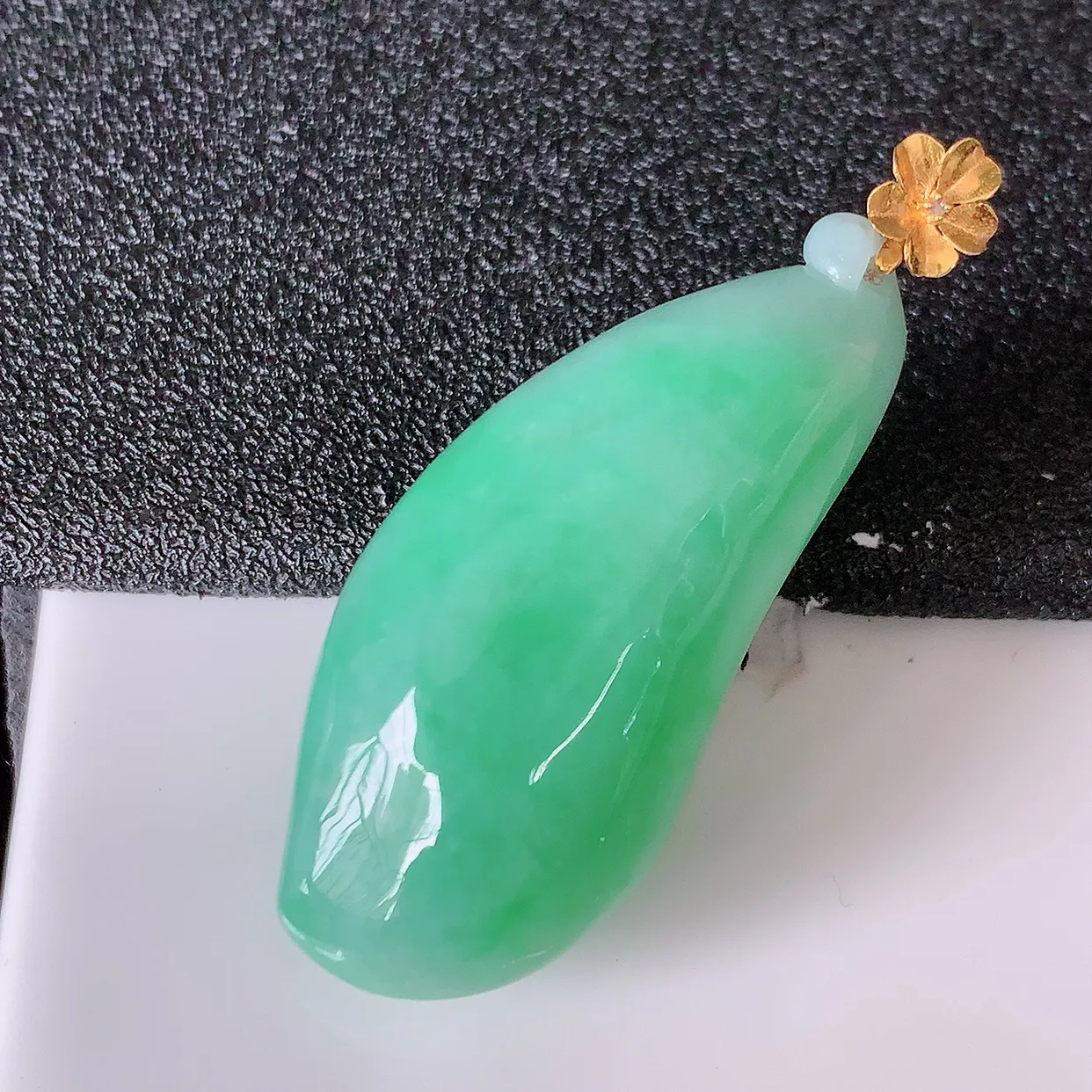 18K金镶嵌冰润满绿翡翠招财福瓜吊坠，精美饱满福瓜，种水足，形态圆润饱满，福相十足 ！#01.22整体41裸裸34.2*15-8.8