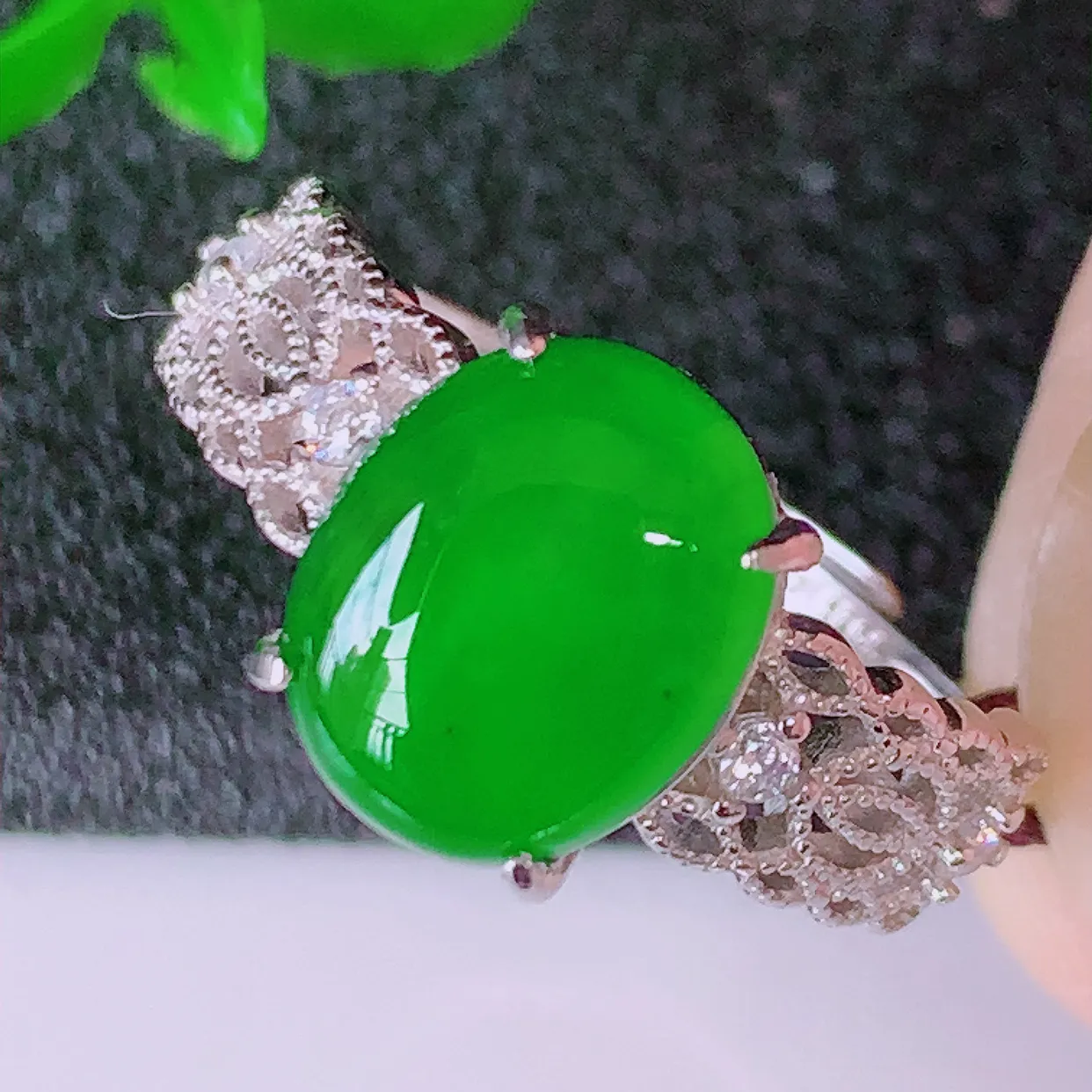 冰透满绿翡翠925银镶嵌戒指，自然光实拍，翠色灵动，颜色漂亮，种老水足，品相佳，佩戴佳品！#97.20（圈口可调大小）整体23*17*5裸10*8.5