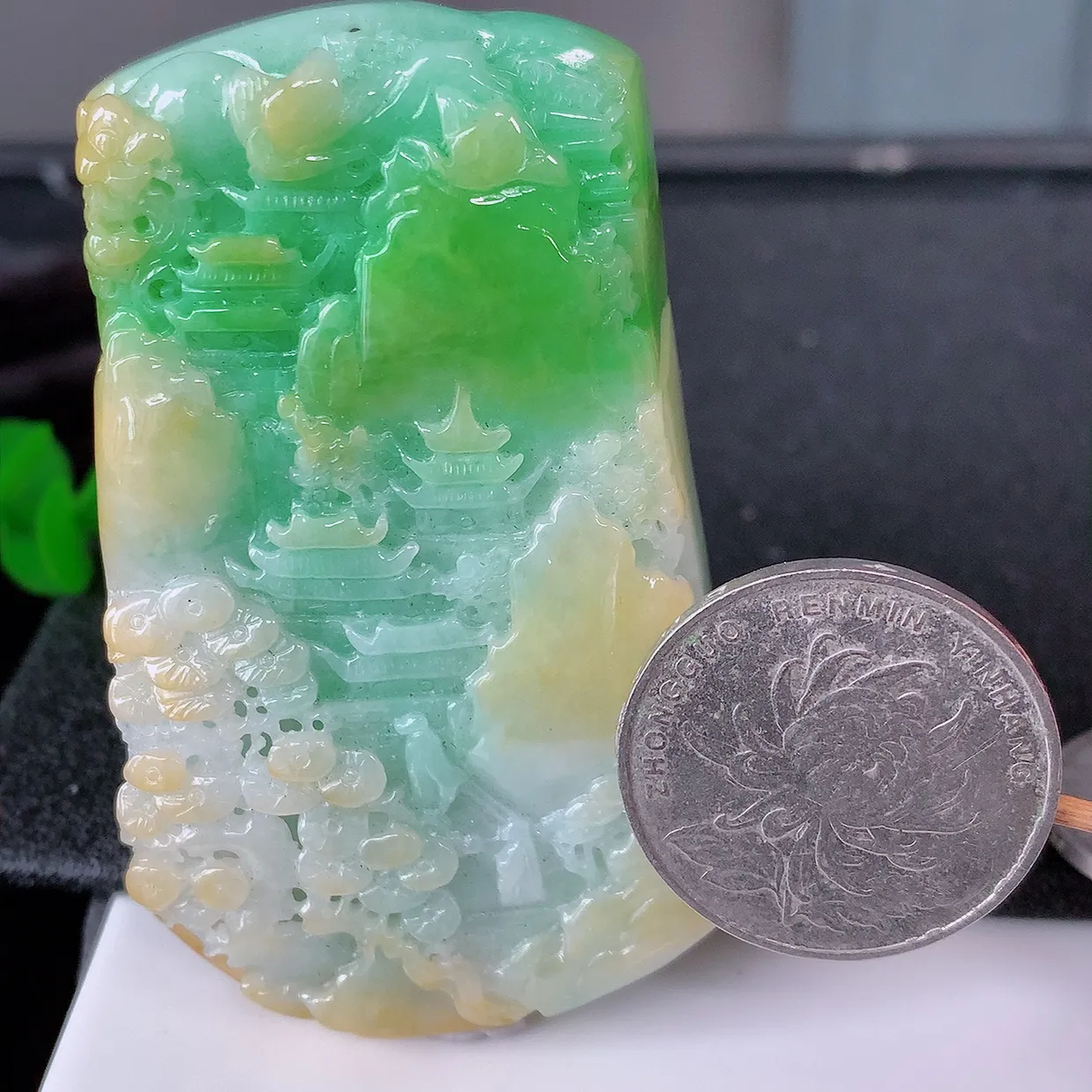 自然光实拍，特色黄加绿翡翠山水牌吊坠，寓意“常青、背靠大山、水（财）长流、平安之意”生机盎然的翠意，一眼既心醉，雕工精致， 佩戴效果优雅迷人！#97.20