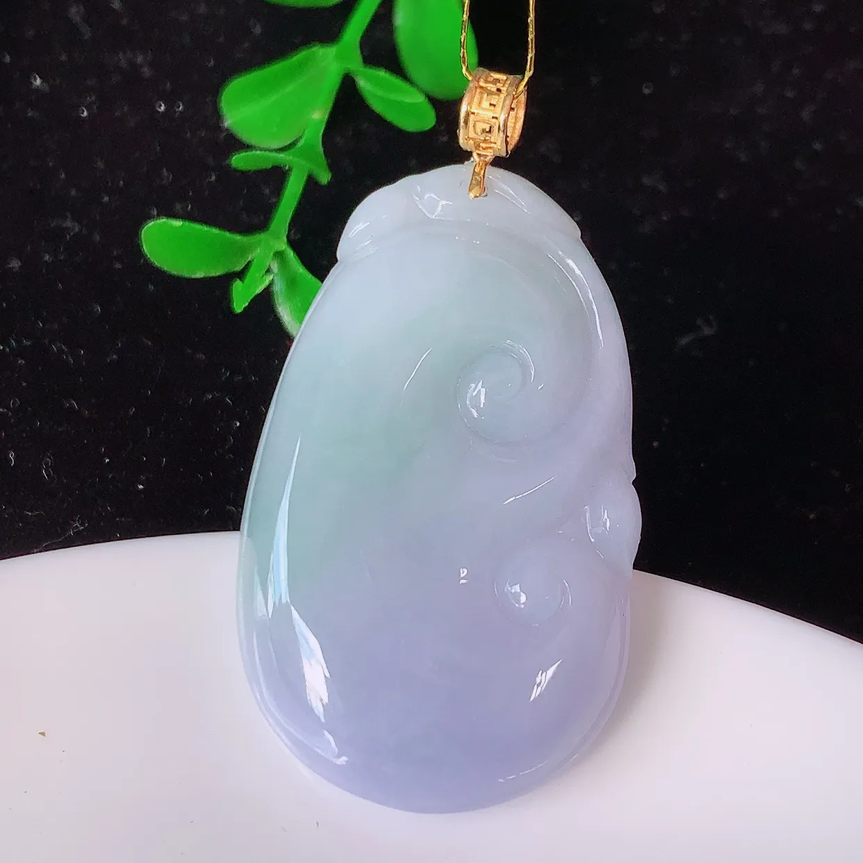 18K金镶嵌春带彩翡翠如意吊坠，简单的镶嵌设计、让玉坠百搭又精致，寓意着吉祥，事事如意！#35.22整体44.5裸石39*23.5-5.5