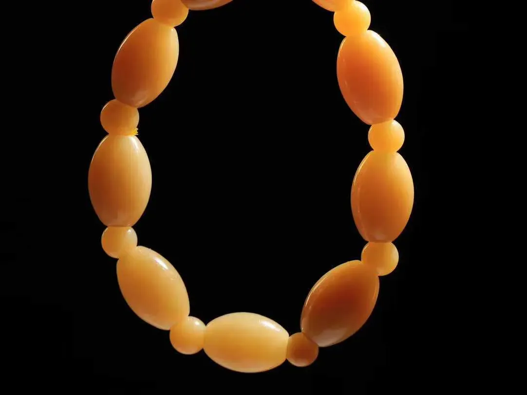 （路路通.手串）

新疆和田玉糖玉手串 玉质细糯出油，成色均匀，品相极好…
做工圆滑饱满大气。如清风拂袖，不经意间已是大美重51.5克   尺寸取一18.8-12.8mm   尺寸取一7.7mmFDL-781101631