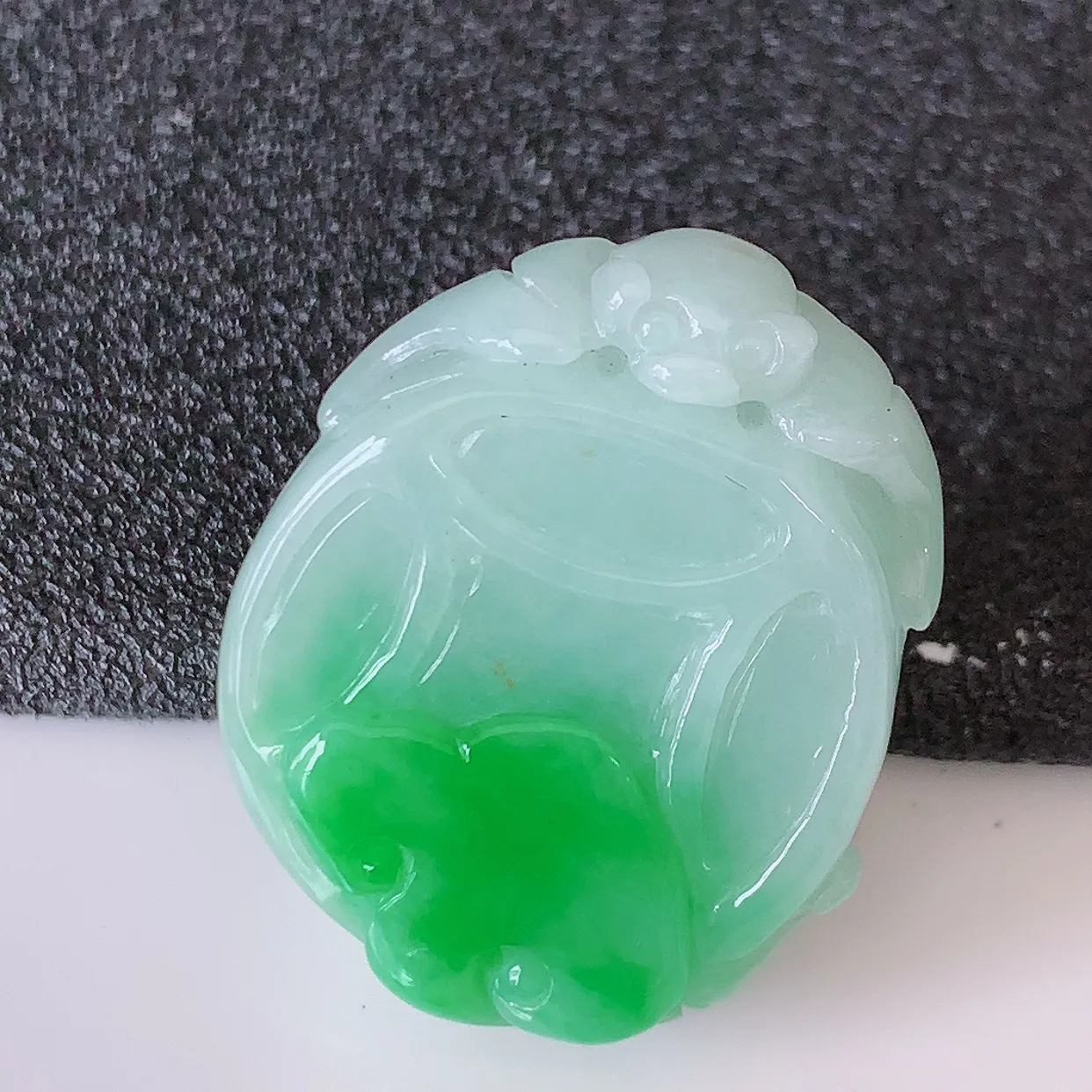 自然光实拍，水润飘绿翡翠招财铜钱吊坠，翠色灵动，玉质细腻，颜色漂亮，品相佳，佩戴佳品！#0522