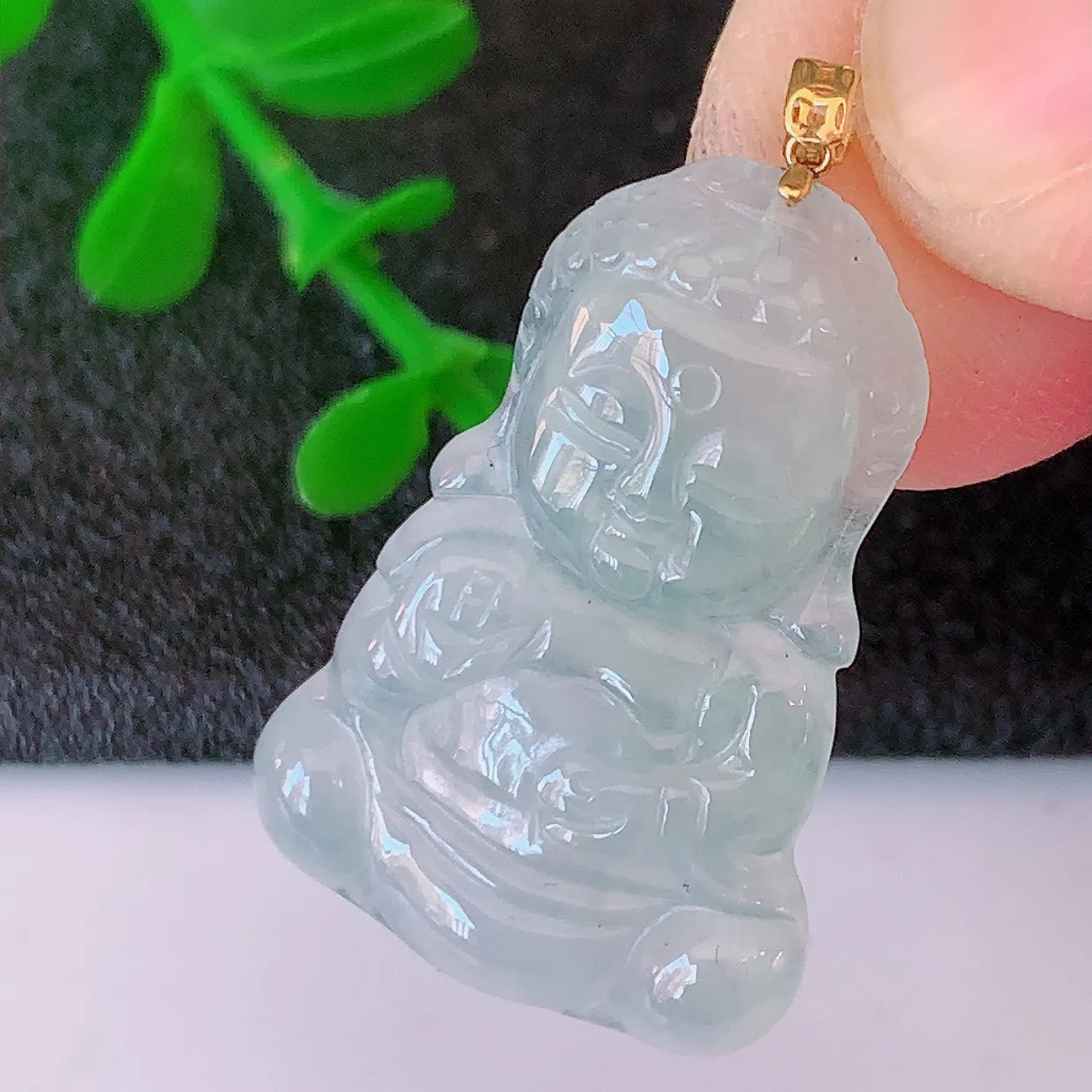 18K金镶嵌冰种翡翠保平安宝宝佛吊坠，种老水足，雕工精湛 ，寓意美好，佩戴时尚出众！#49.20