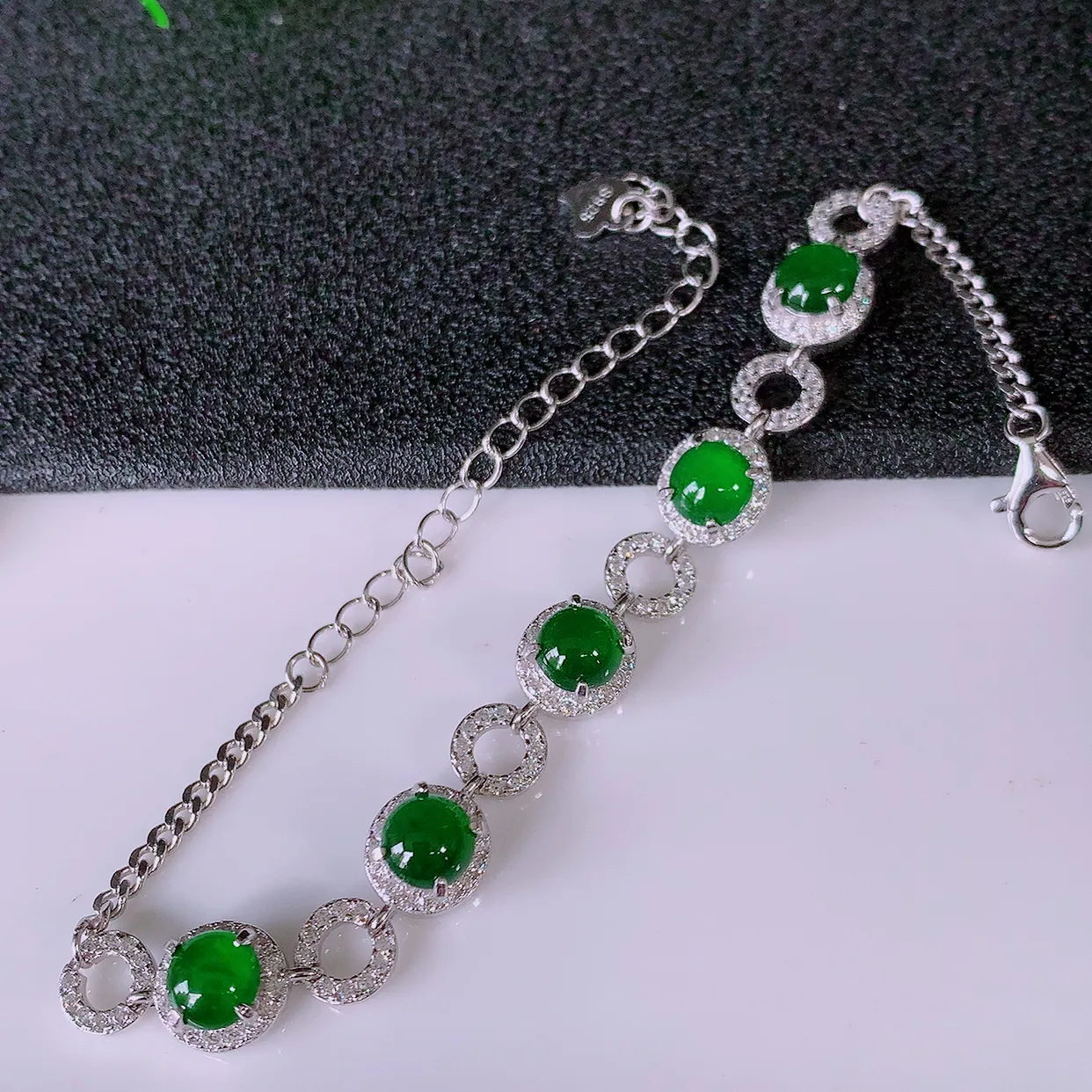 冰透满绿翡翠925银镶嵌手链，自然光实拍，翠色灵动，颜色漂亮，种老水足，品相佳，佩戴佳品！#97.20取一整体8*7.5*5.2 裸石5.2*5.2