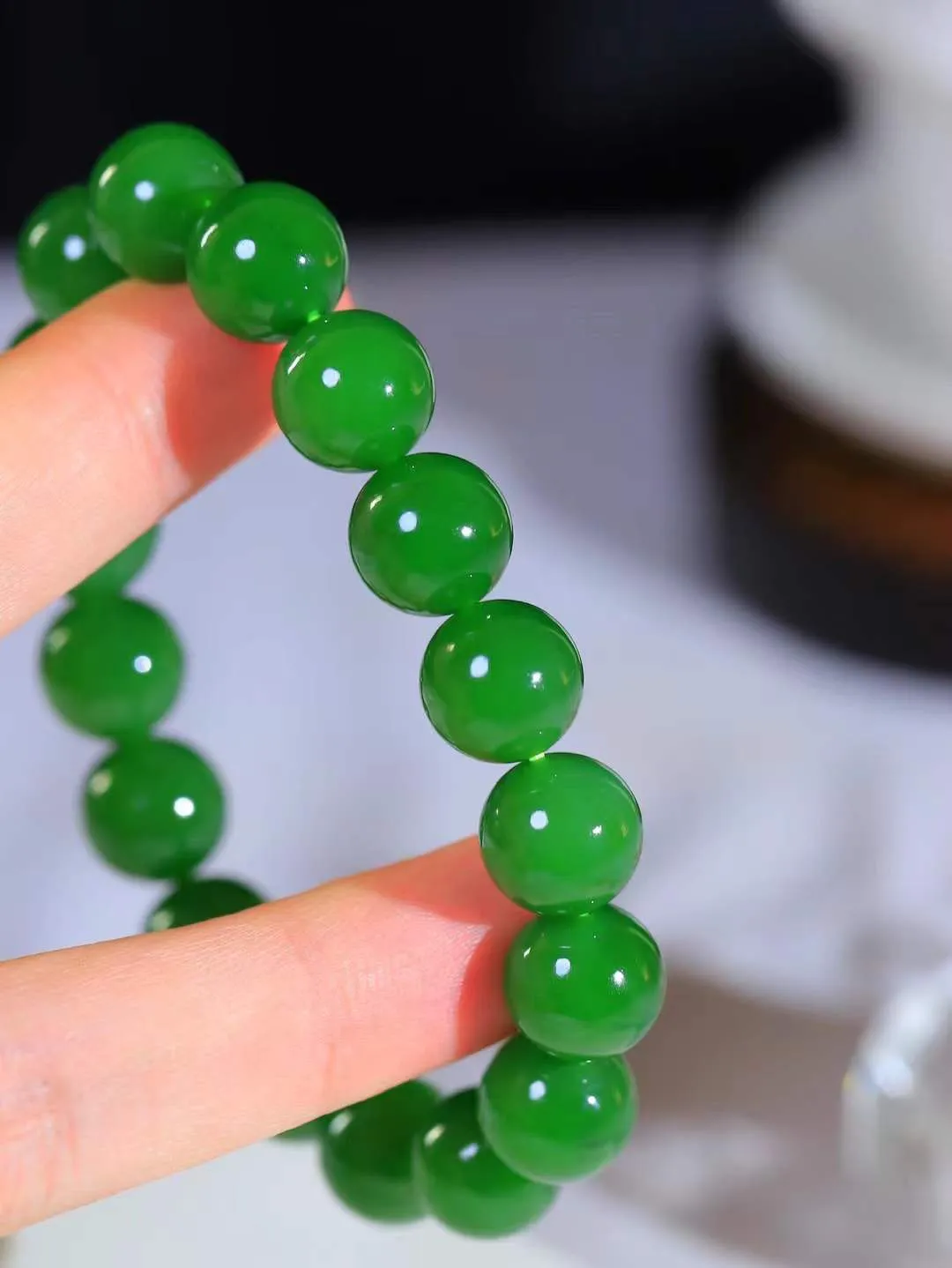 【珠圆玉润.手串】

收藏级和田玉碧玉珠圆玉润手串 玉质温润细腻  整串打磨圆润，佩戴舒适。珠珠落玉盘，间关莺语花底滑，一生美好时光，无论身在何处，都有它相伴相守。事事顺遂，幸福美满，吉祥如意。重46.7克   尺寸取一12mm   FDL-691152300