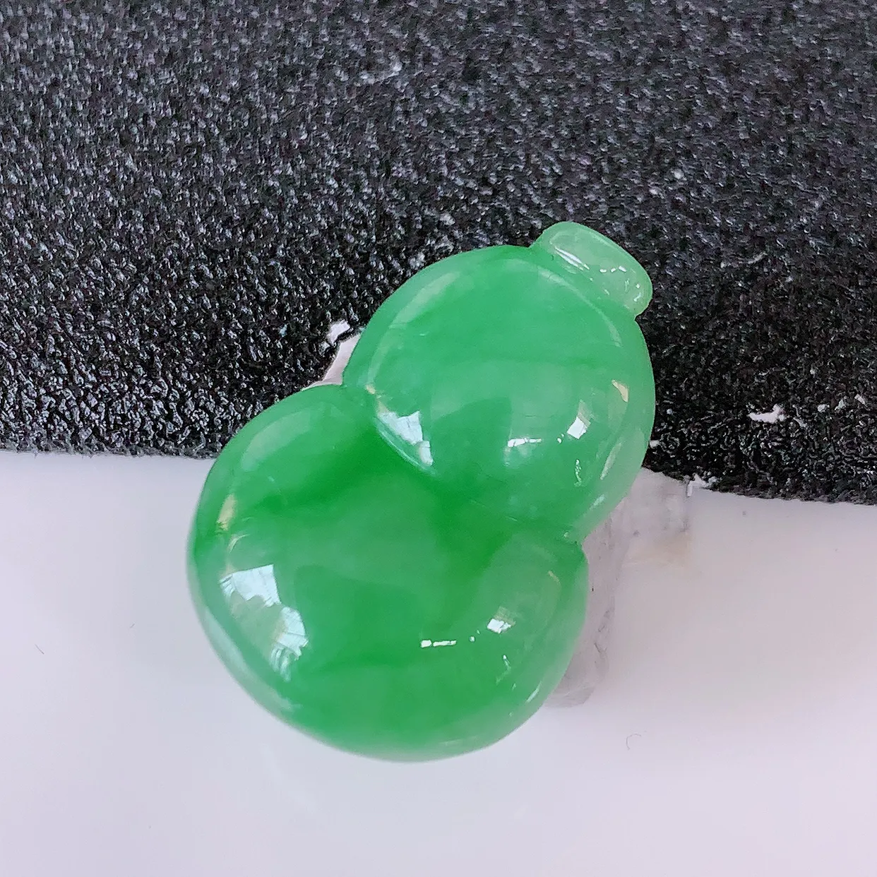 自然光实拍，冰润飘绿翡翠葫芦蛋面，种老水足，雕工精湛 ，寓意美好，镶嵌更靓， 佩戴时尚出众！#05.20