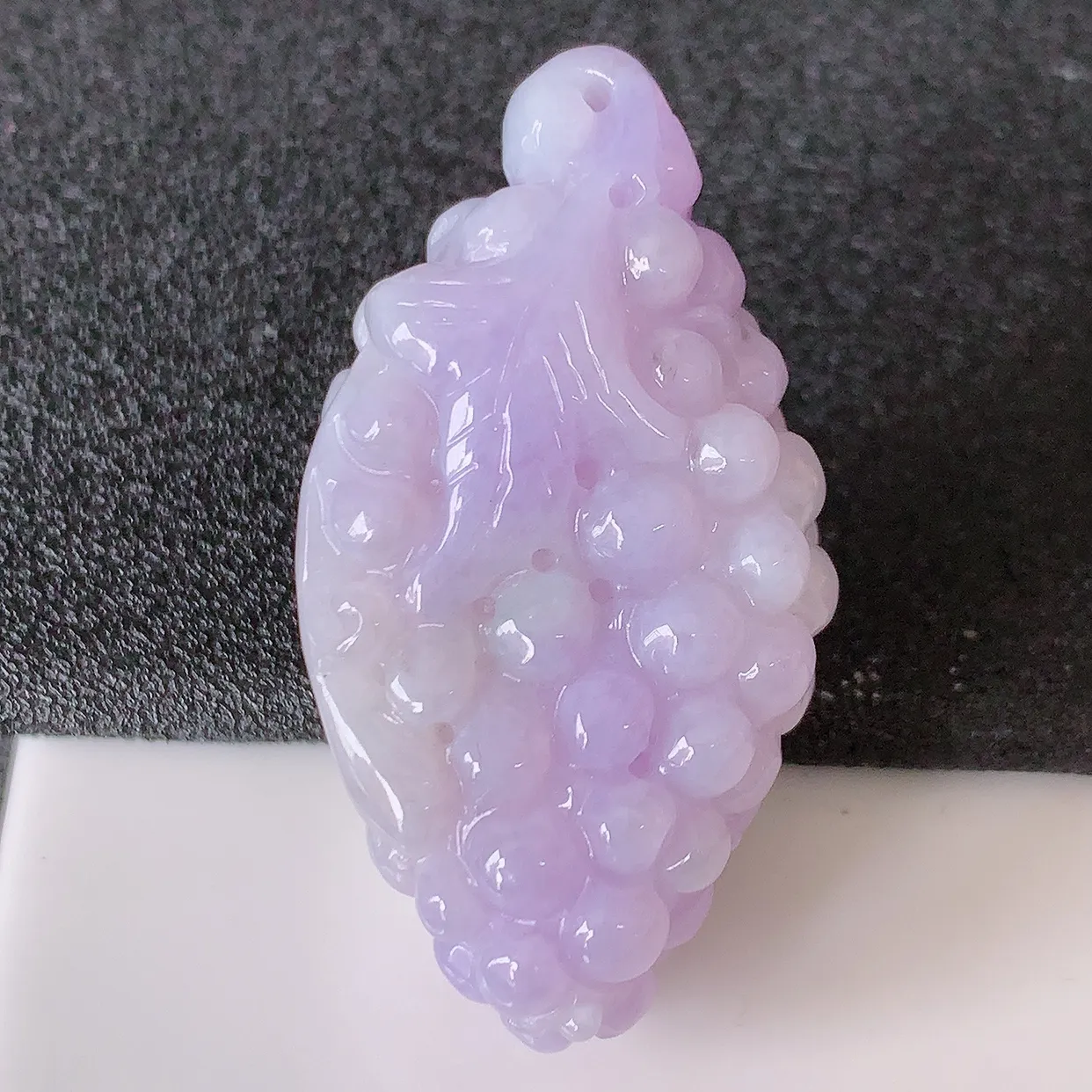 自然光实拍，冰润紫罗兰翡翠葡萄吊坠，多子多福，种老水足，雕工精湛 ，寓意美好，佩戴时尚出众！#05.22