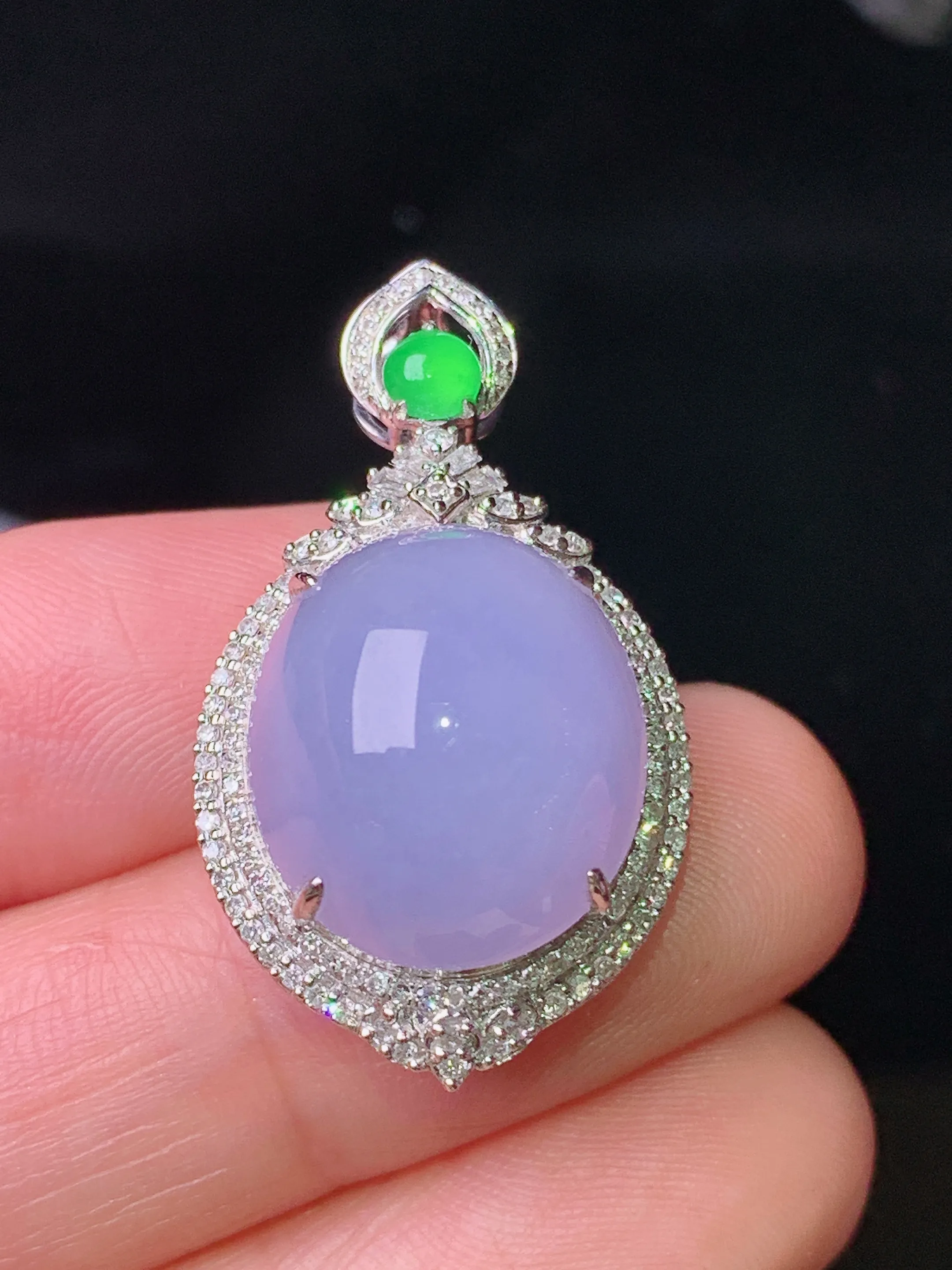 18k金钻镶嵌紫罗兰蛋面吊坠 玉质细腻 色泽清新艳丽 整体尺寸30.8*17.7*13.5