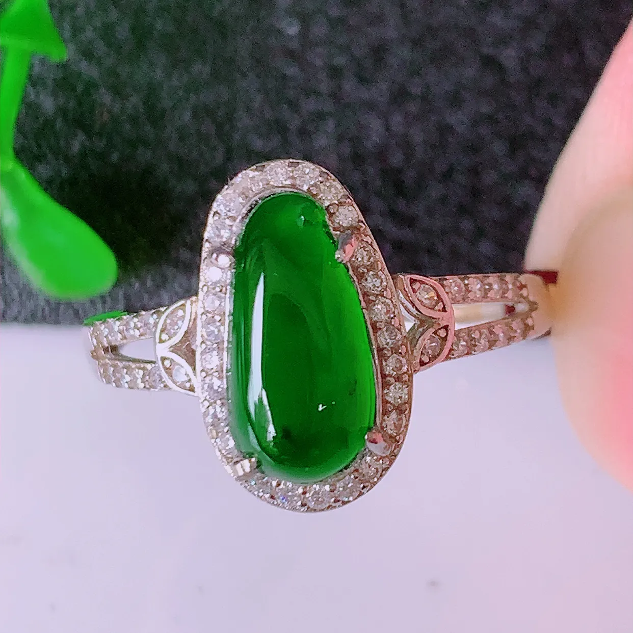 冰透满绿翡翠925银镶嵌福瓜戒指，自然光实拍，翠色灵动，颜色漂亮，种老水足，品相佳，佩戴佳品！#98.22（圈口可调大小）整体18*24.5*6裸裸11*5.5