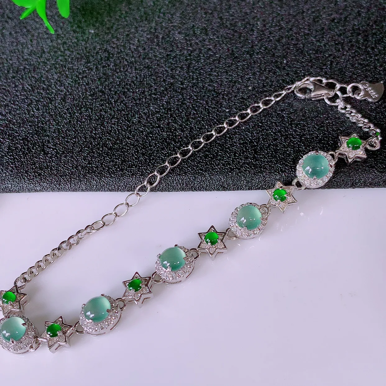 冰透满绿翡翠925银镶嵌手链，自然光实拍，翠色灵动，颜色漂亮，种老水足，品相佳，佩戴佳品！#97.20取一整体7.2*6.5-5.5 裸石4.5*4.5