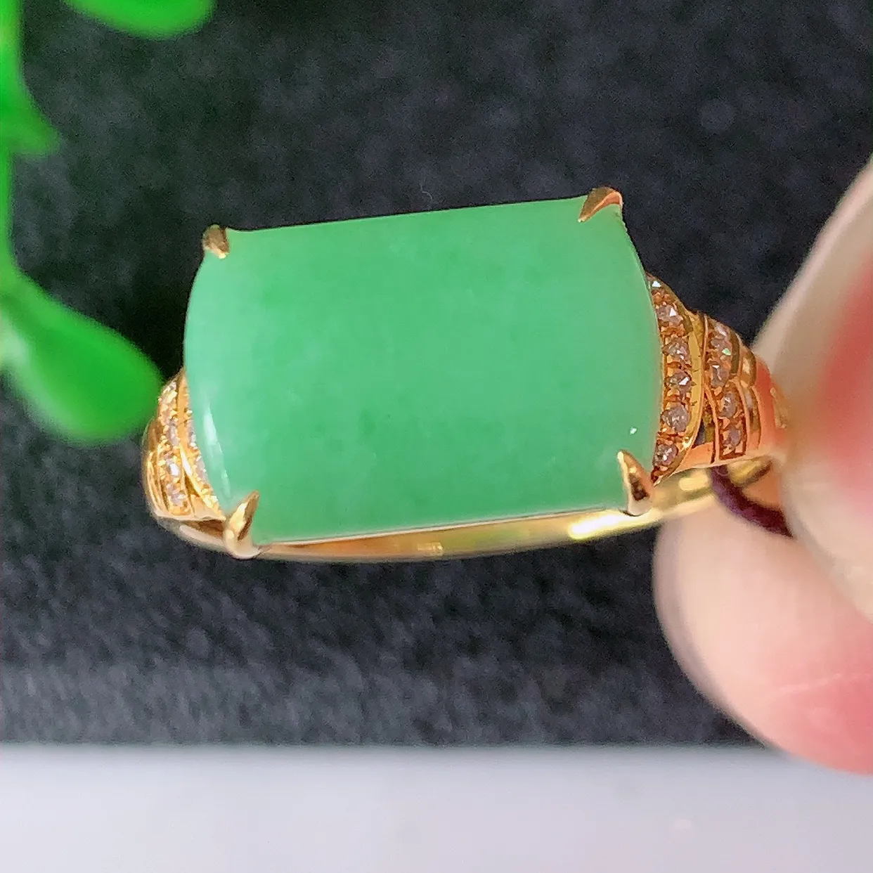 自然光实拍 18K金精工镶嵌翡翠满绿马鞍戒指，玉质细腻，翡翠色泽均匀，艳丽饱满，款式高贵大气，15圈