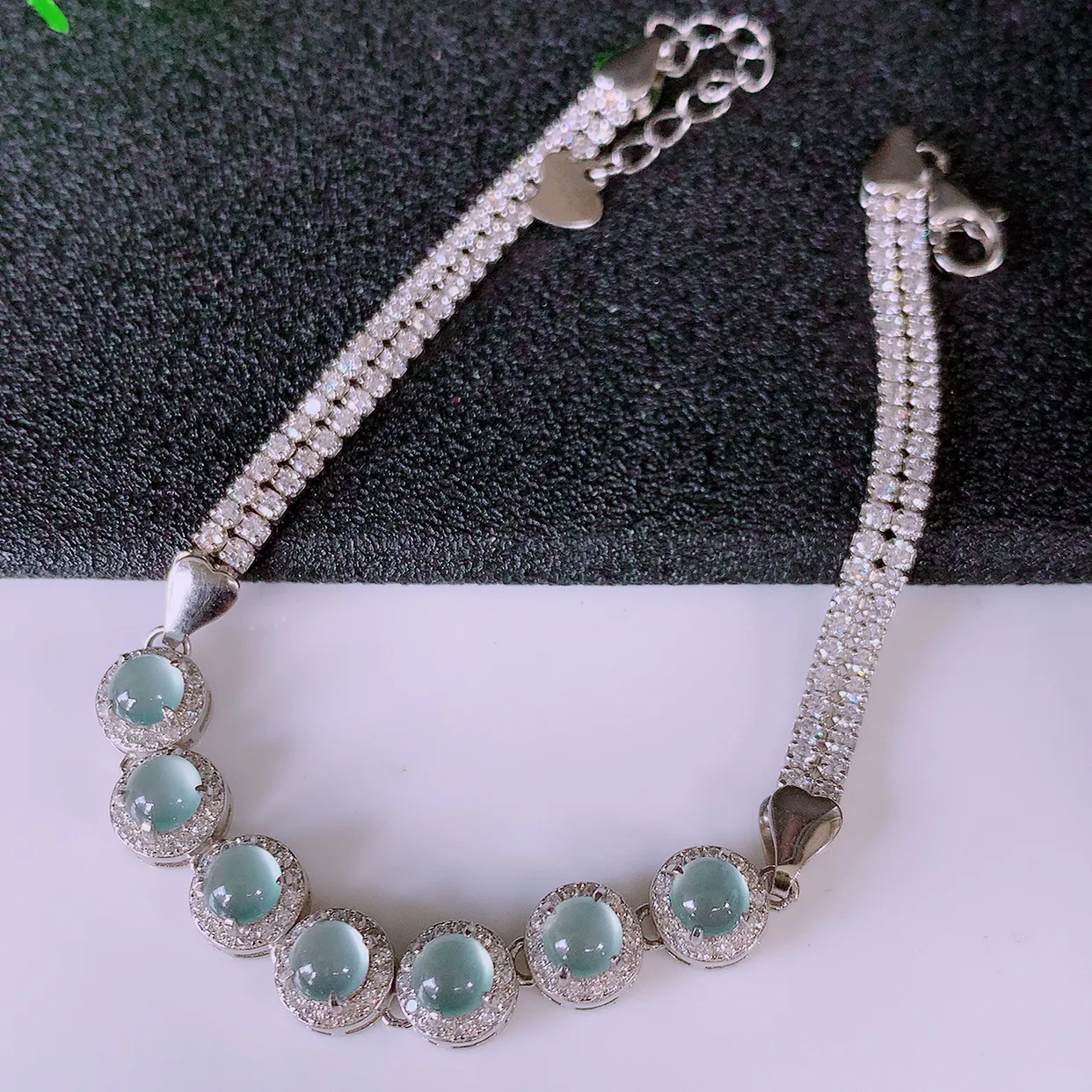 冰透翡翠925银镶嵌手链，自然光实拍，翠色灵动，颜色漂亮，种老水足，品相佳，佩戴佳品！#97.20取一整体6.5*6.5-5.5裸石. 4*4