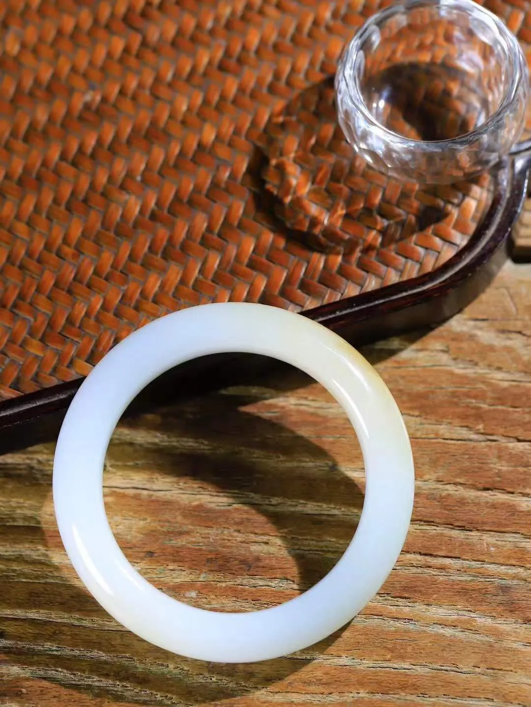 【婉约佳人.手镯】

精品️和田玉糖白玉手镯 玉质温润细腻 油性十足 手感舒适，高华雅逸，线条流畅，简约大气，美自天成，素雅高贵。佩戴于腕间，婉约之美，举手投足间透出那份低调奢华。重54.5克 内径50.5mm  尺寸12.6-9.5mm   FDA-111102433