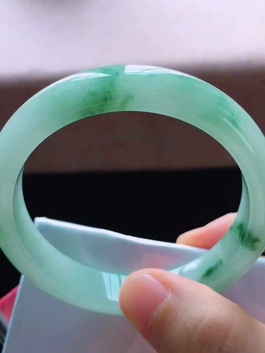 【翡翠名称】老种冰飘花53正圈口翡翠手镯
【翡翠尺寸】53*11.5*7mm适合52-54正圈口佩戴