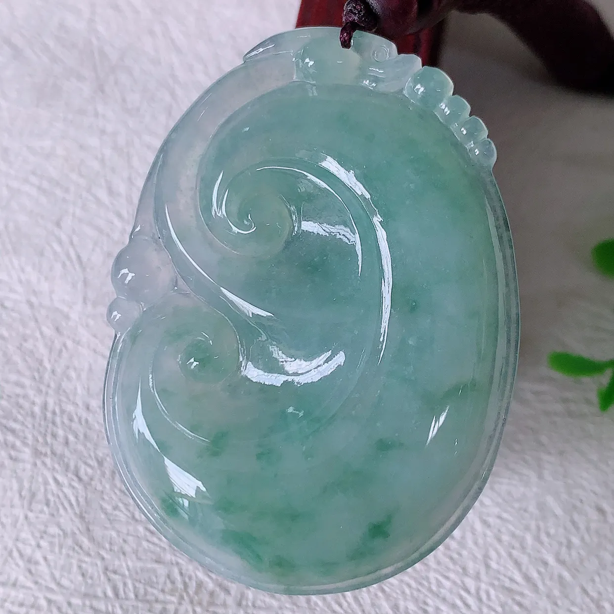 自然光实拍，大件冰飘花翡翠如意吊坠，玉坠百搭又精致，寓意着吉祥，事事如意！#46.22