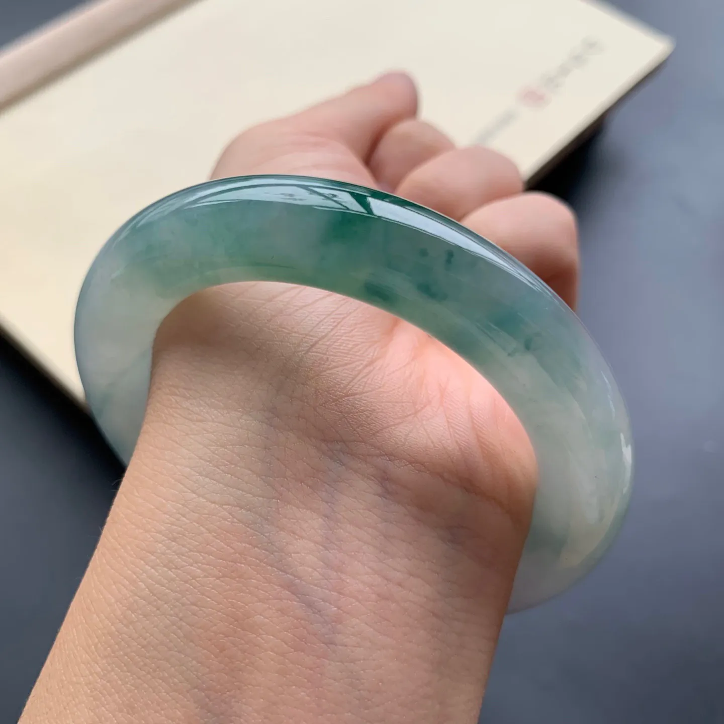 54圈口冰飘花圆条手镯 尺寸：54-11.2，无纹裂，水润饱满，花色浓郁