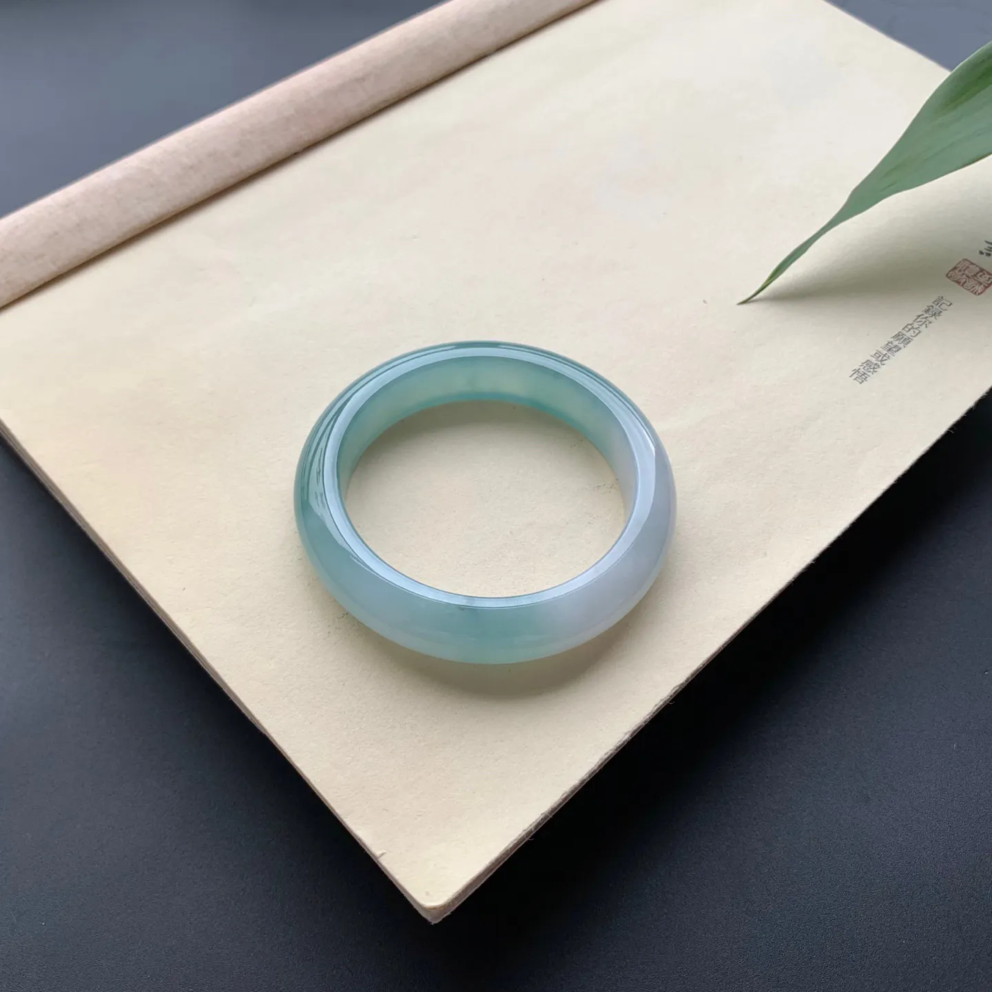 53.6圈口冰蓝底正圈手镯 尺寸：53.6-12.5-8.8，无纹裂，水润起胶，优雅迷人