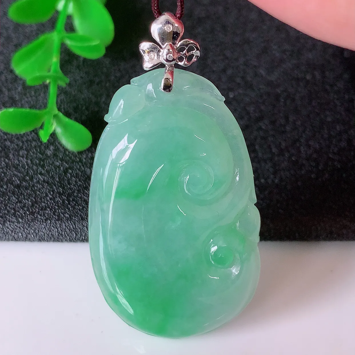 自然光实拍，18k金镶嵌冰飘绿翡翠如意吊坠，寓意顺心如意，事事如意，吉祥如意，细腻饱满，色泽鲜艳，称心如意佩戴优雅时尚！#83.22整体47裸裸39*23.8*5.6