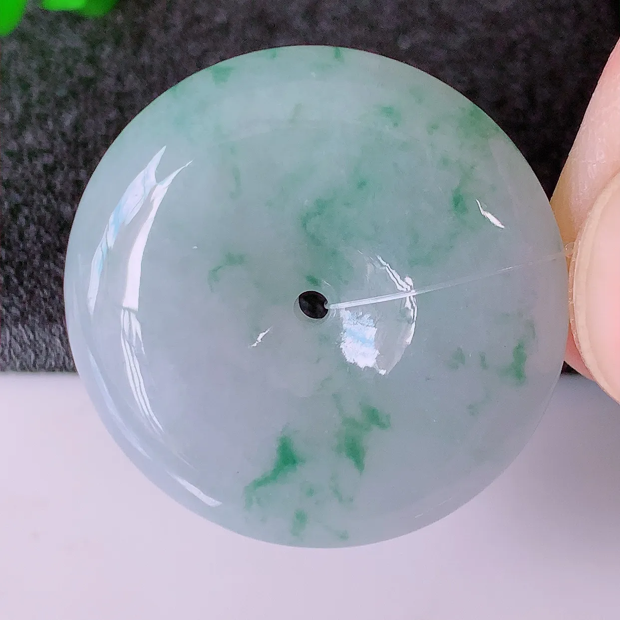 自然光实拍，冰胶飘花翡翠平安扣吊坠，玉扣，平安是福；很美的料子，平安扣佩戴优雅迷人！#49.22