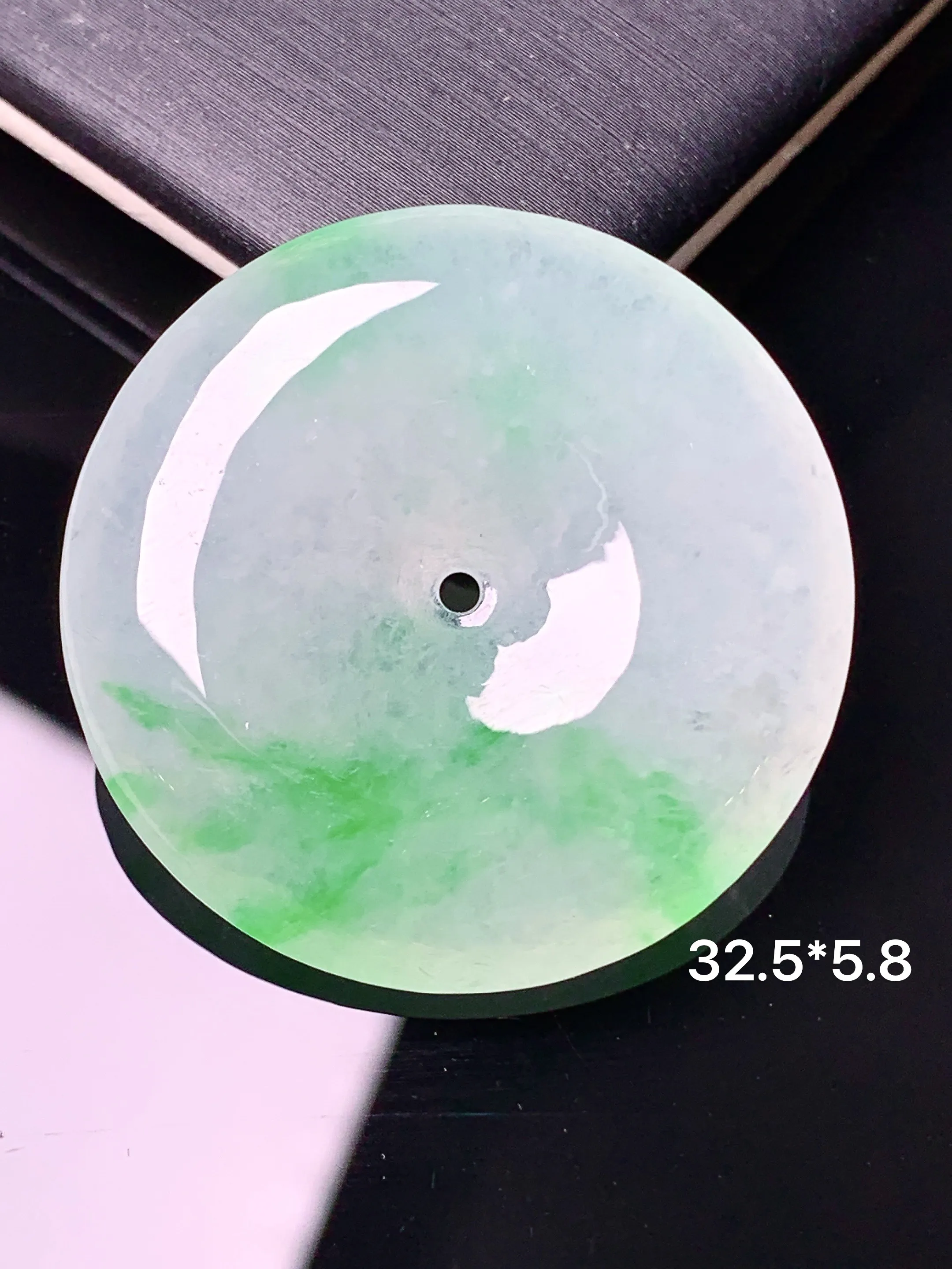 飘绿平安扣吊坠 玉质细腻 色泽清新艳丽 整体尺寸32.5*5.8