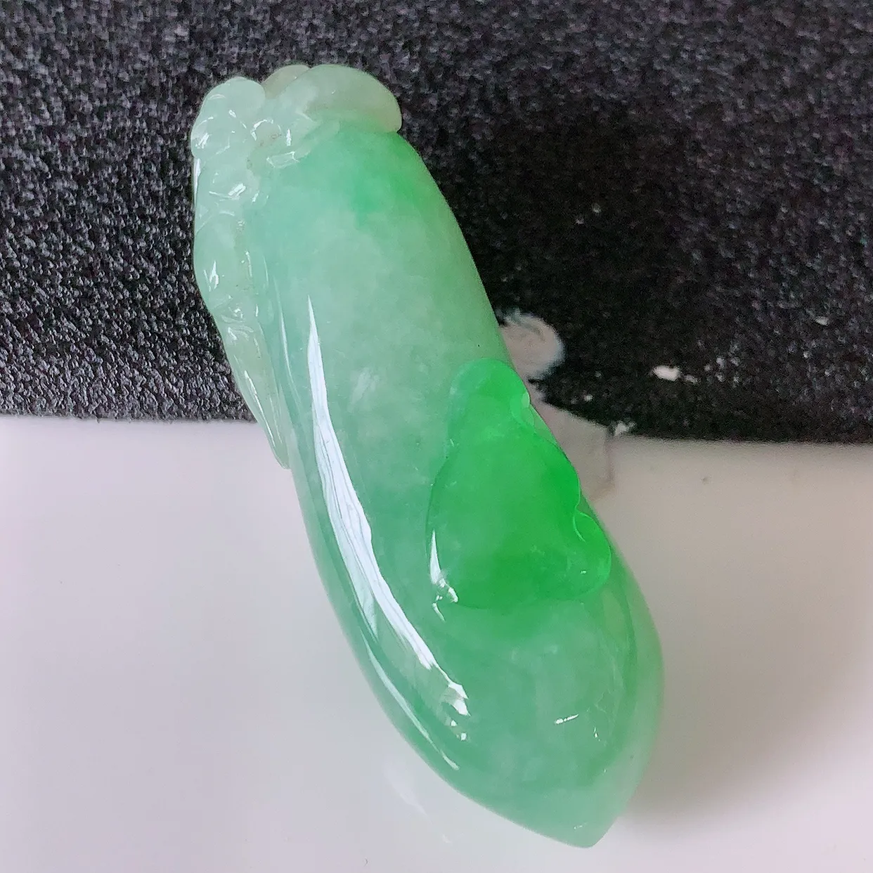 自然光实拍，水润飘绿翡翠招财福瓜吊坠，精美饱满福瓜，种水足，形态圆润饱满，福相十足 ！#05.22