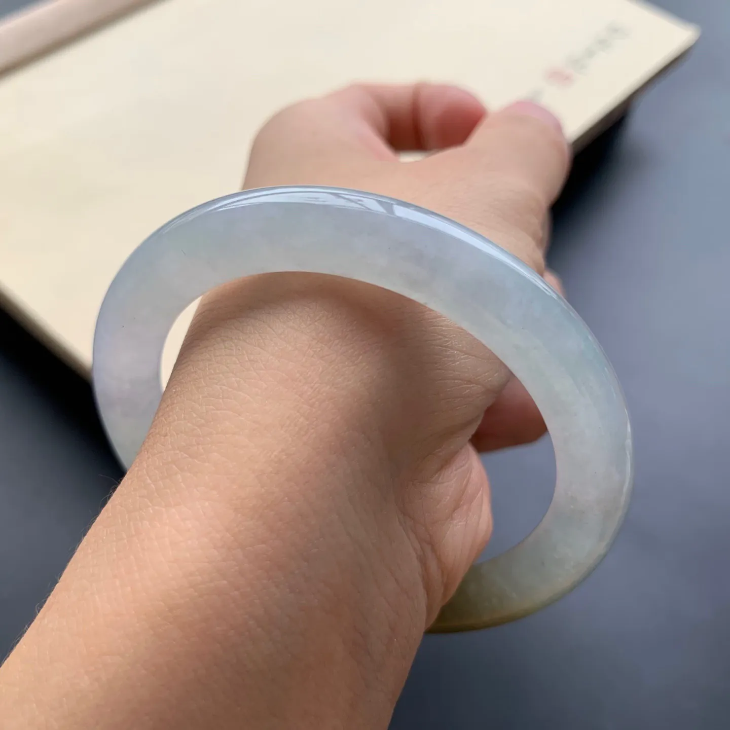 53.6圈口冰飘黄翡圆条手镯 尺寸：53.6-8.8，水润起胶，条形饱满