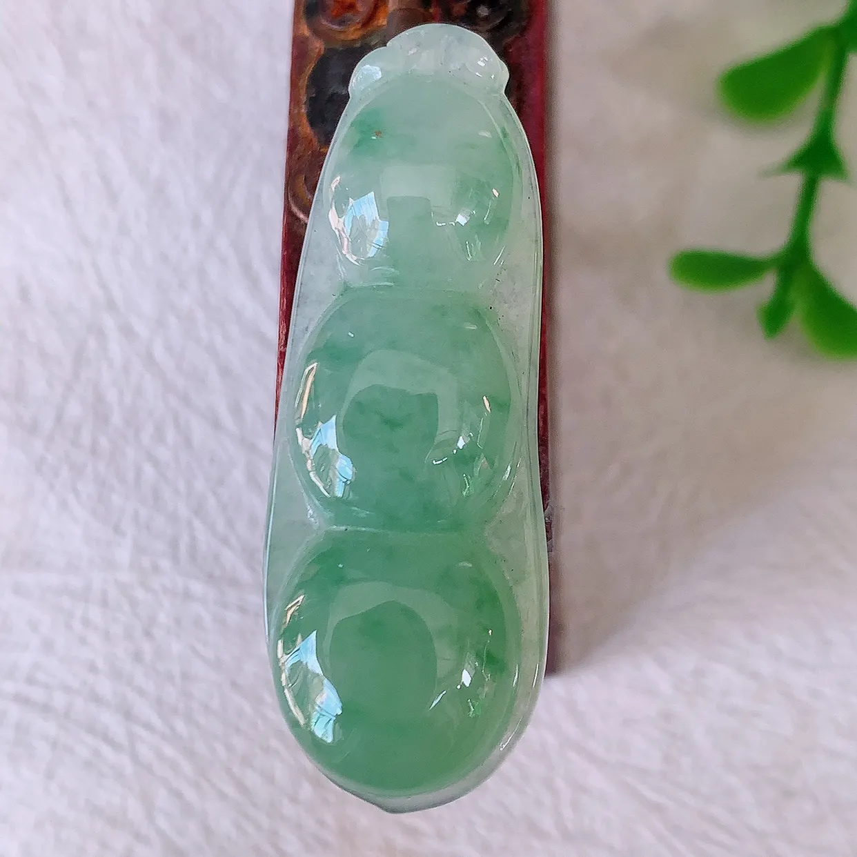 自然光实拍，冰飘花翡翠福豆吊坠，寓意“四季平安，福气满满”胶感十足，饱满，佩戴效果优雅迷人！#57.