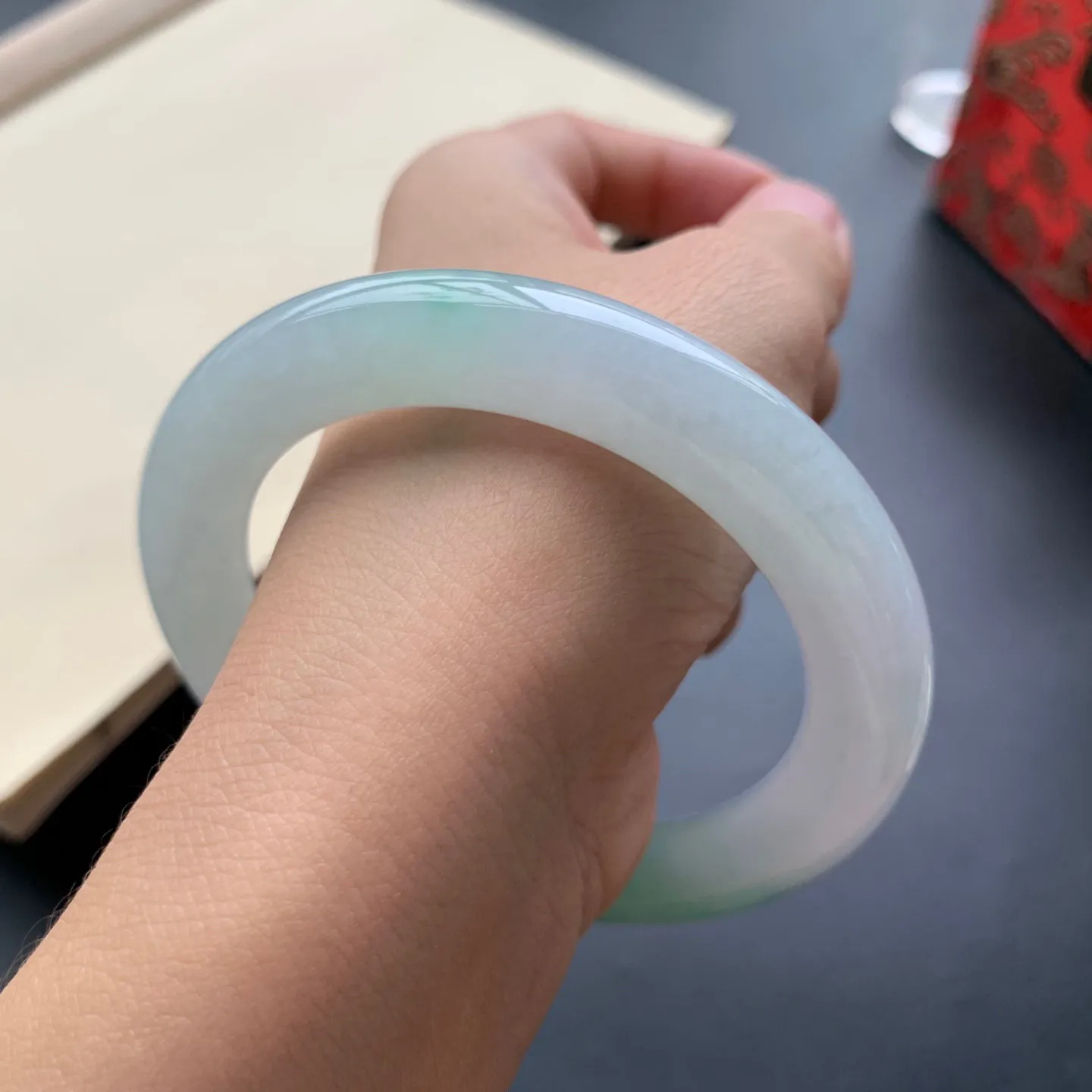 57圈口飘绿圆条手镯 尺寸：57-10.2-10.8，无纹裂，细腻釉洁，色泽靓丽