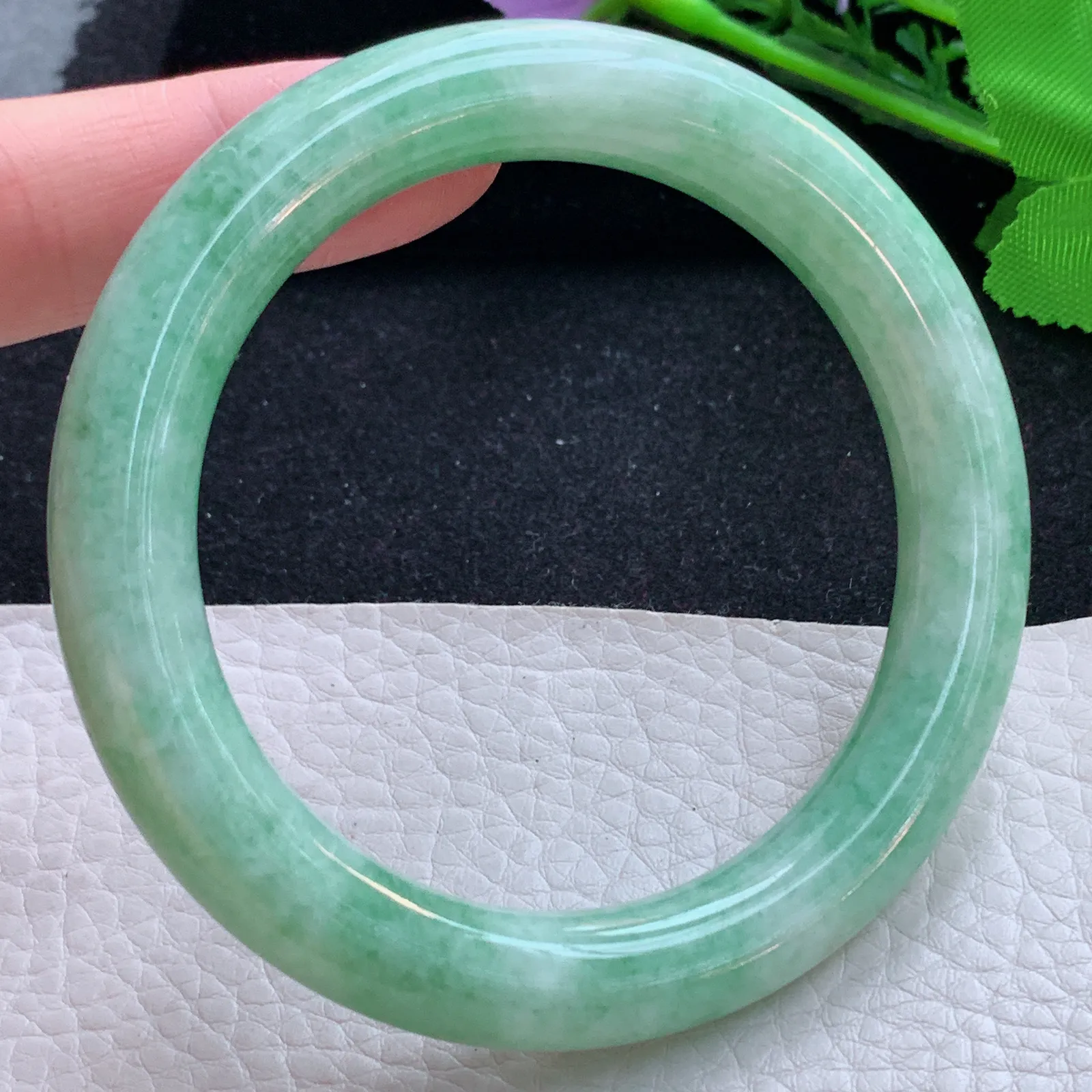 n自然光58*10.5美人镯 缅甸翡翠a货玉手镯果绿甜美圆条玉手环