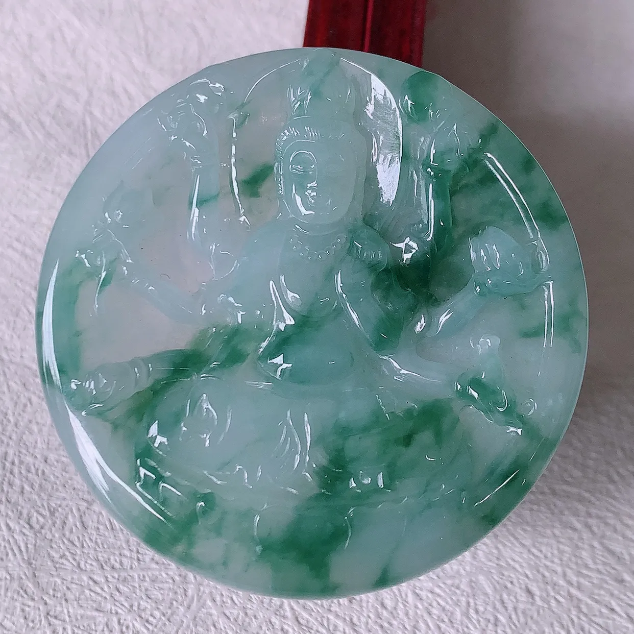 自然光实拍，冰飘花翡翠千手观音菩萨吊坠，赐福观音，玉润通透，慈祥端庄！#83.22