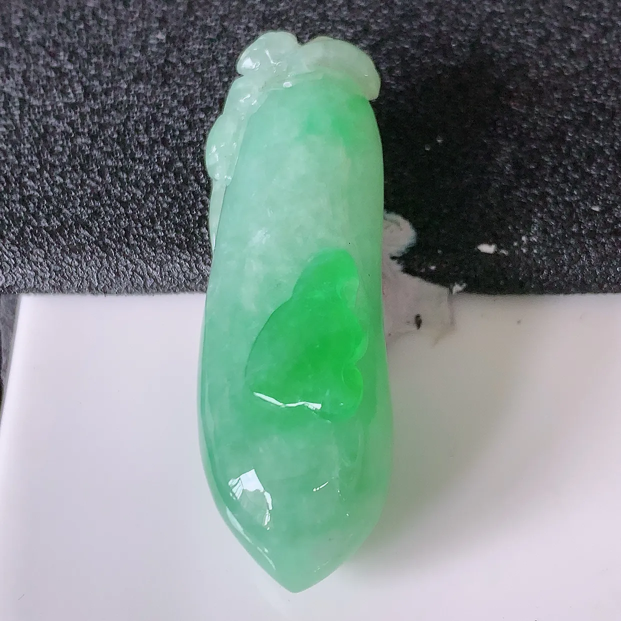 自然光实拍，水润飘绿翡翠招财福瓜吊坠，精美饱满福瓜，种水足，形态圆润饱满，福相十足 ！#05.22