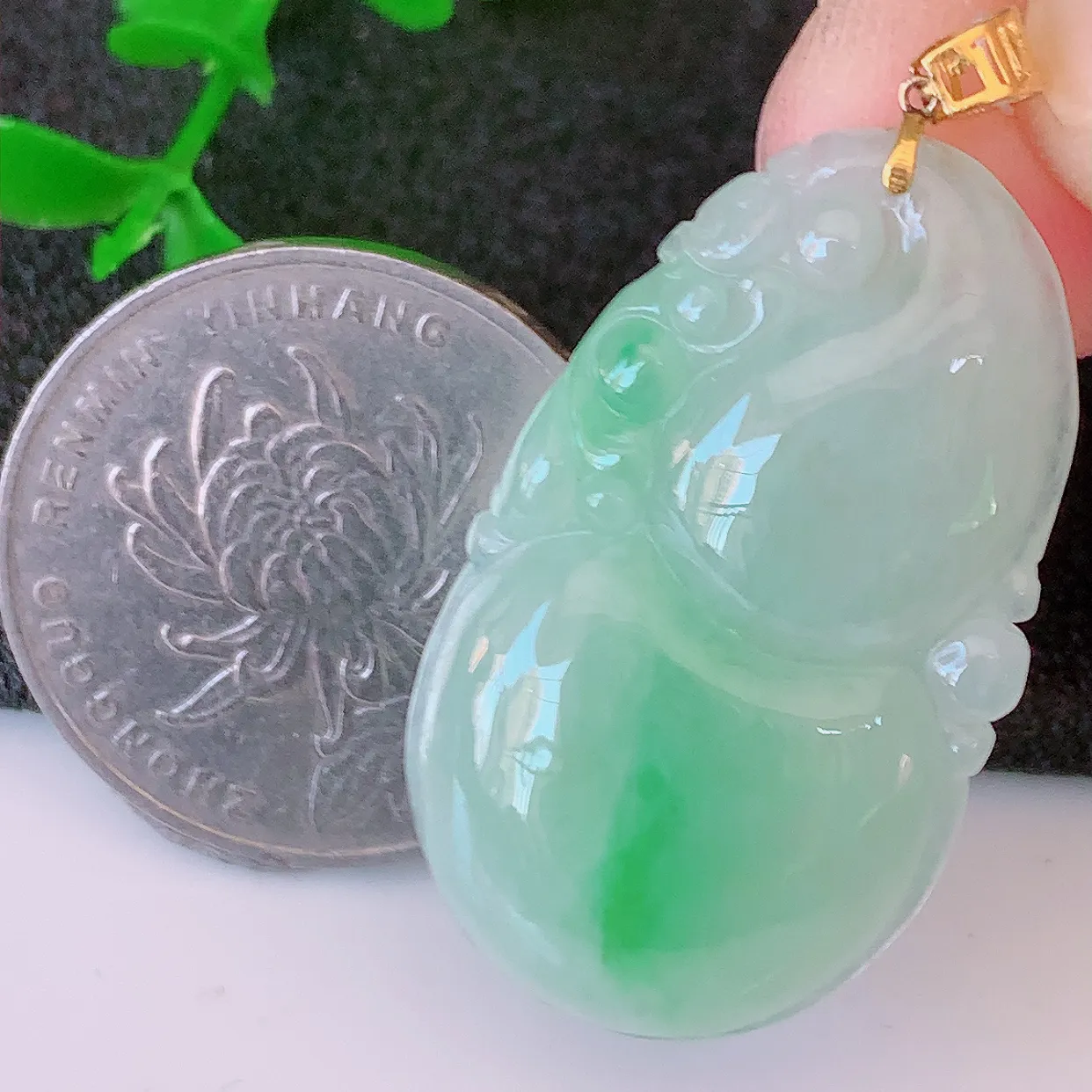 18K金镶嵌冰飘绿翡翠葫芦吊坠，葫芦寓意福禄双全，财源滚滚， 佩戴效果优雅迷人！#49.20整体38.5裸裸33*19*5.6