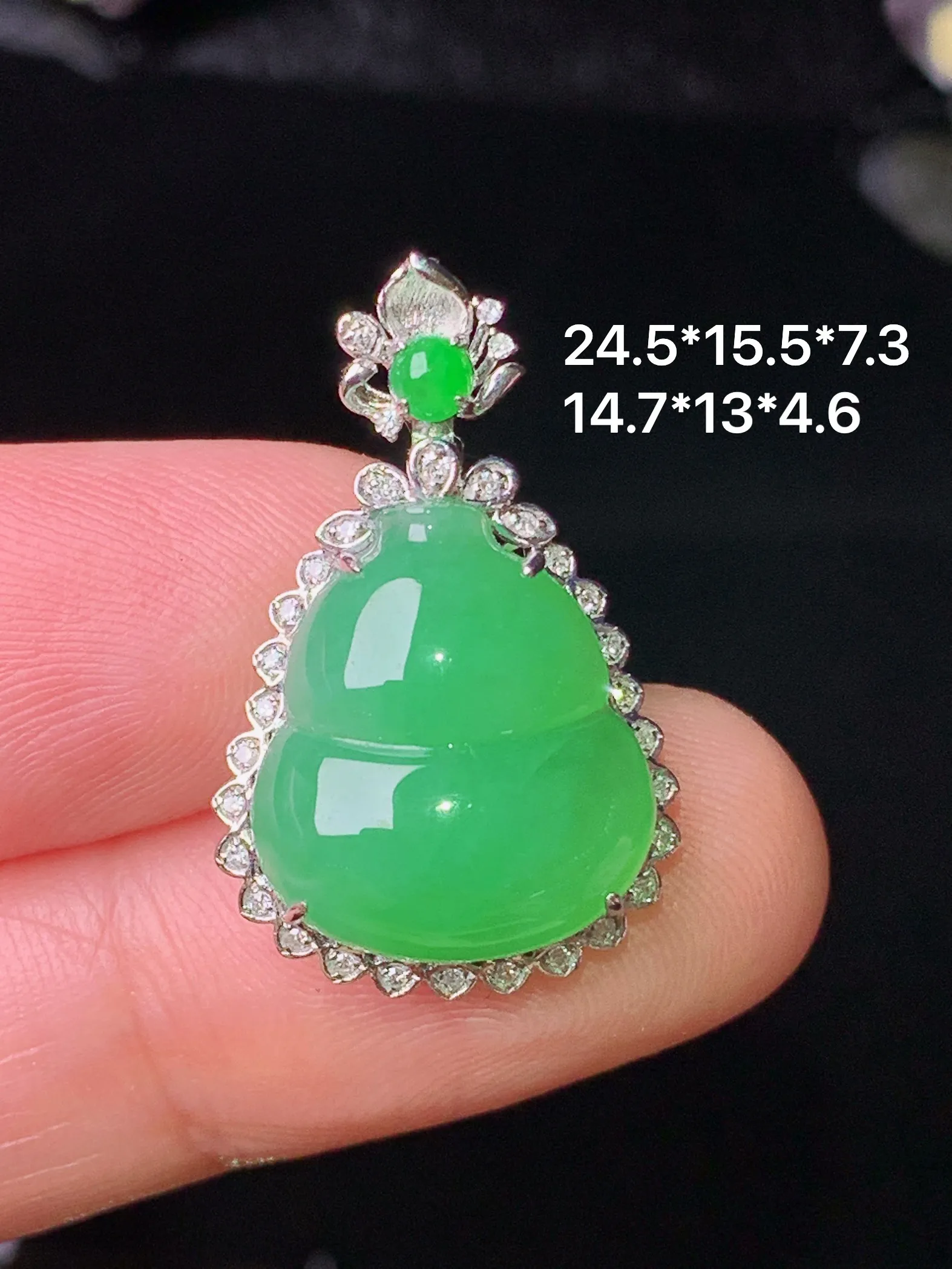 18k金钻镶嵌翠绿葫芦吊坠 玉质细腻 色泽清新艳丽 整体尺寸24.5*15.5*7.3