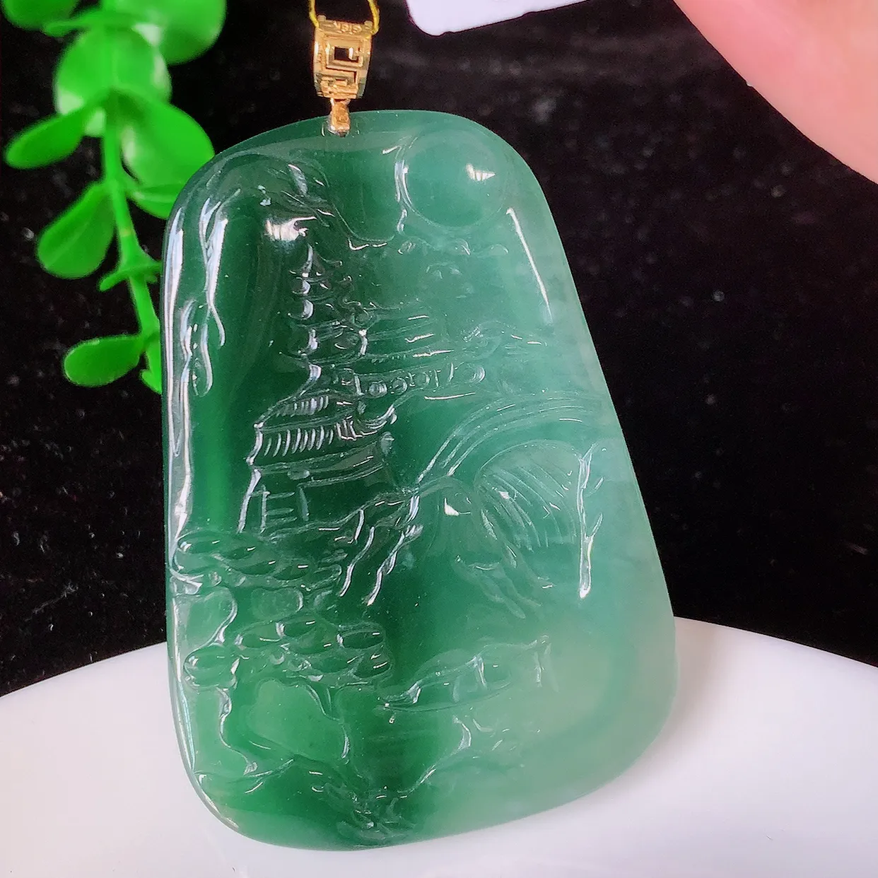 18K金镶嵌冰种飘花翡翠山水牌吊坠，种老水足，雕工精湛 ，寓意美好，佩戴时尚出众！#35.22