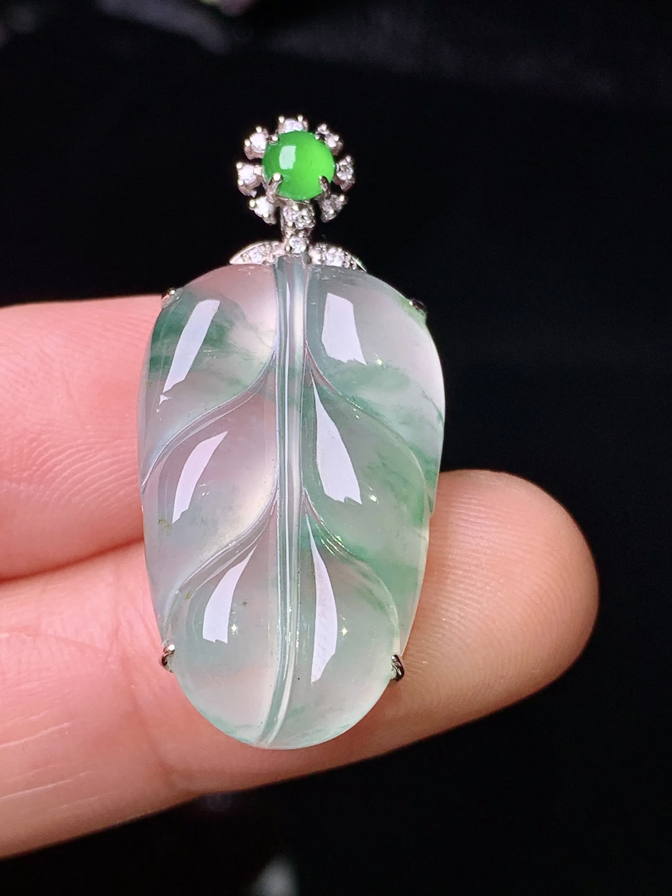 18k金钻镶嵌冰种飘绿树叶吊坠 玉质细腻 色泽清新艳丽 整体尺寸33*15.3*6.3