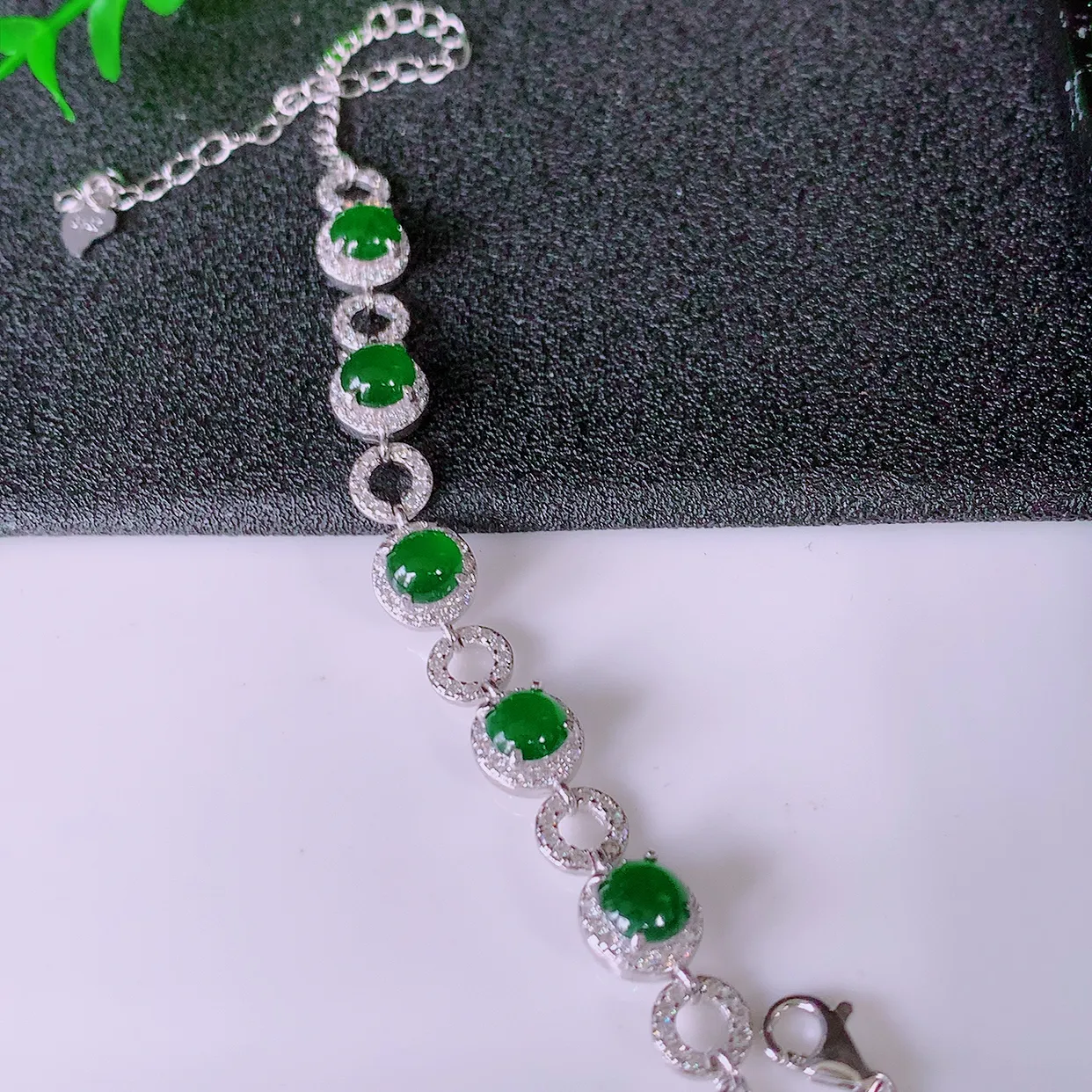 冰透满绿翡翠925银镶嵌手链，自然光实拍，翠色灵动，颜色漂亮，种老水足，品相佳，佩戴佳品！#97.20取一整体8*7.5*5.2 裸石5.2*5.2