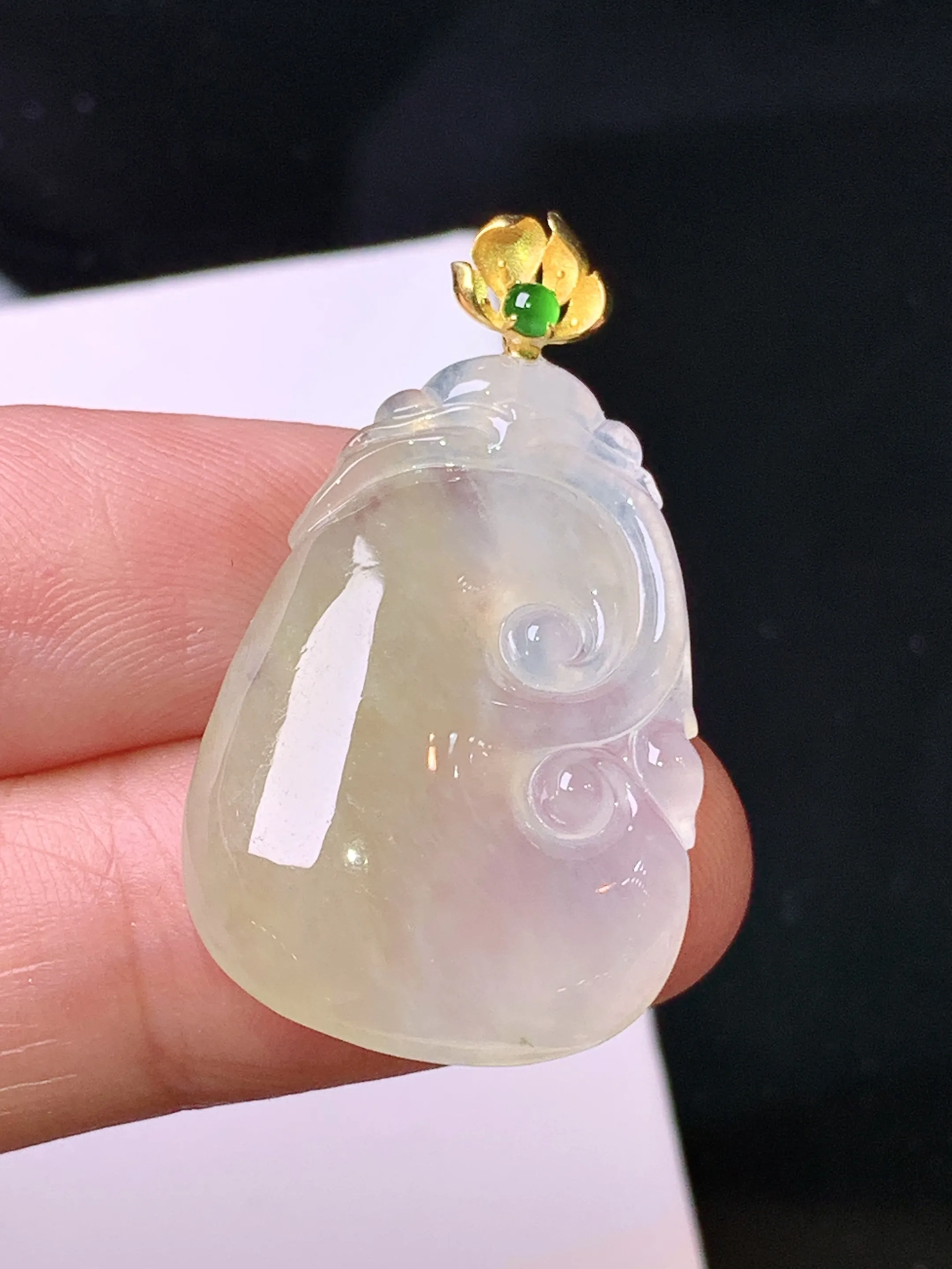 18k金镶嵌冰黄翡如意吊坠 玉质细腻 色泽清新艳丽 整体尺寸34.2*19*4.8