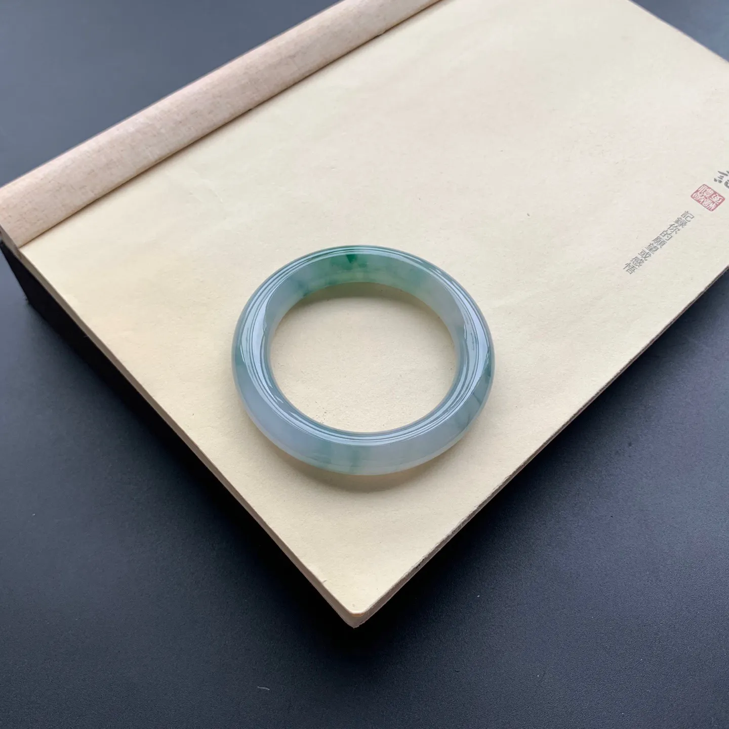 54圈口冰飘花圆条手镯 尺寸：54-11.2，无纹裂，水润饱满，花色浓郁