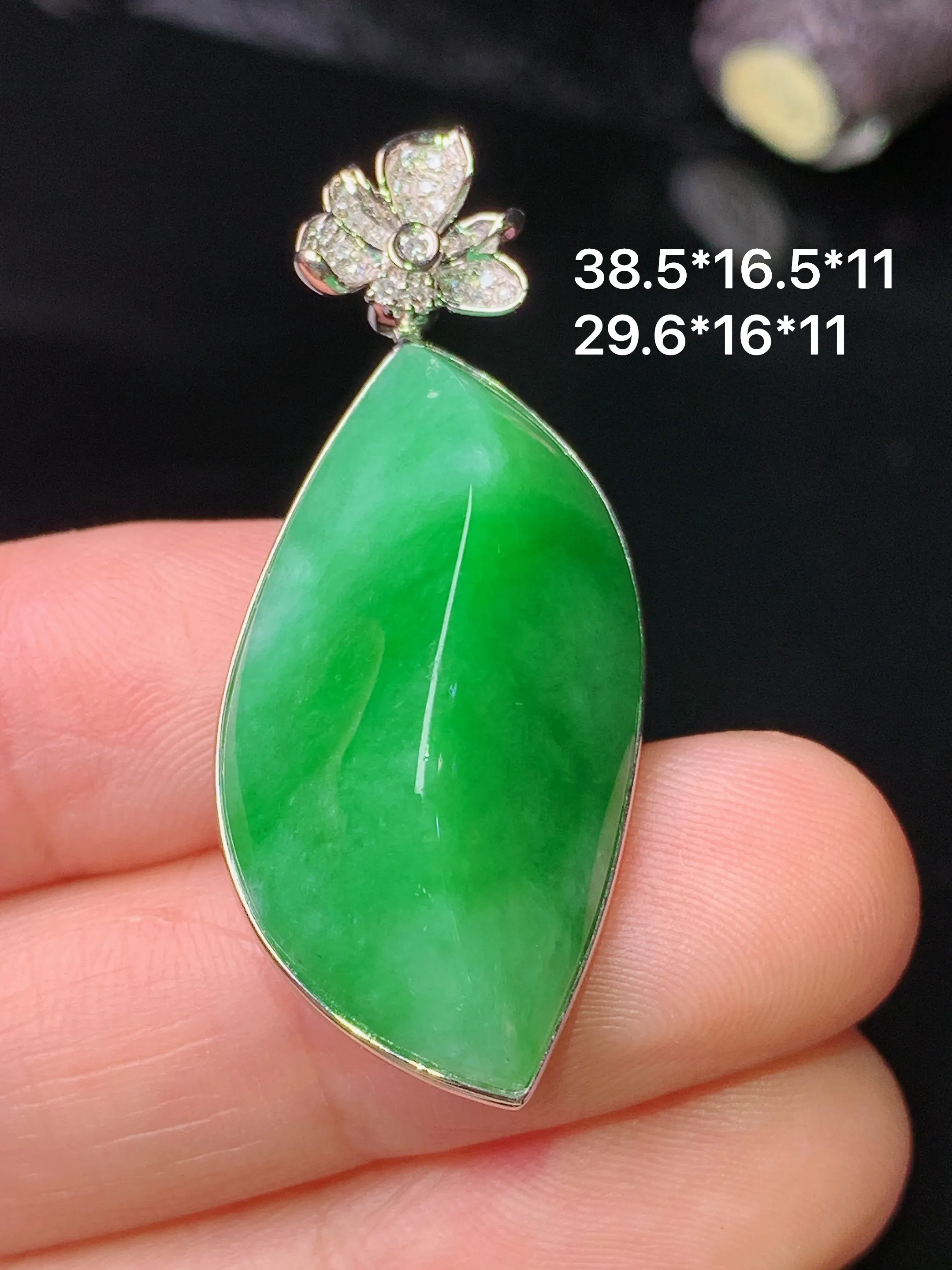 18k金钻镶嵌翠绿随形吊坠 玉质细腻 色泽清新艳丽 整体尺寸38.5*16.5*11
