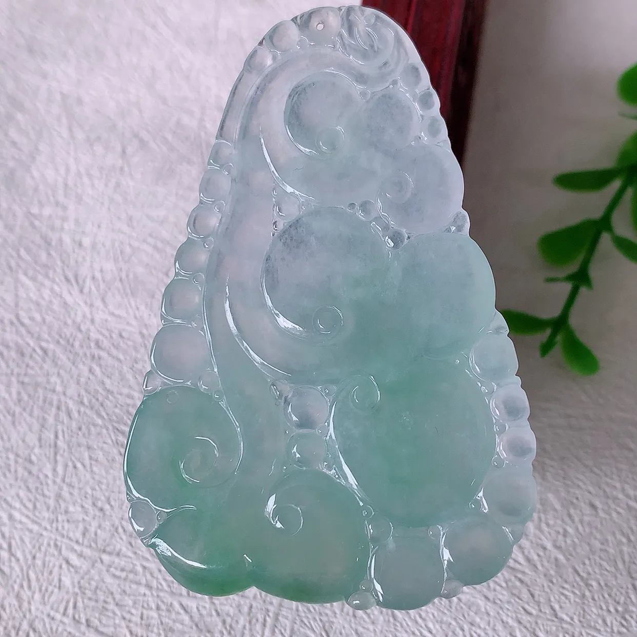 自然光实拍，大件冰飘绿翡翠如意吊坠，玉坠百搭又精致，寓意着吉祥，事事如意！#46.22