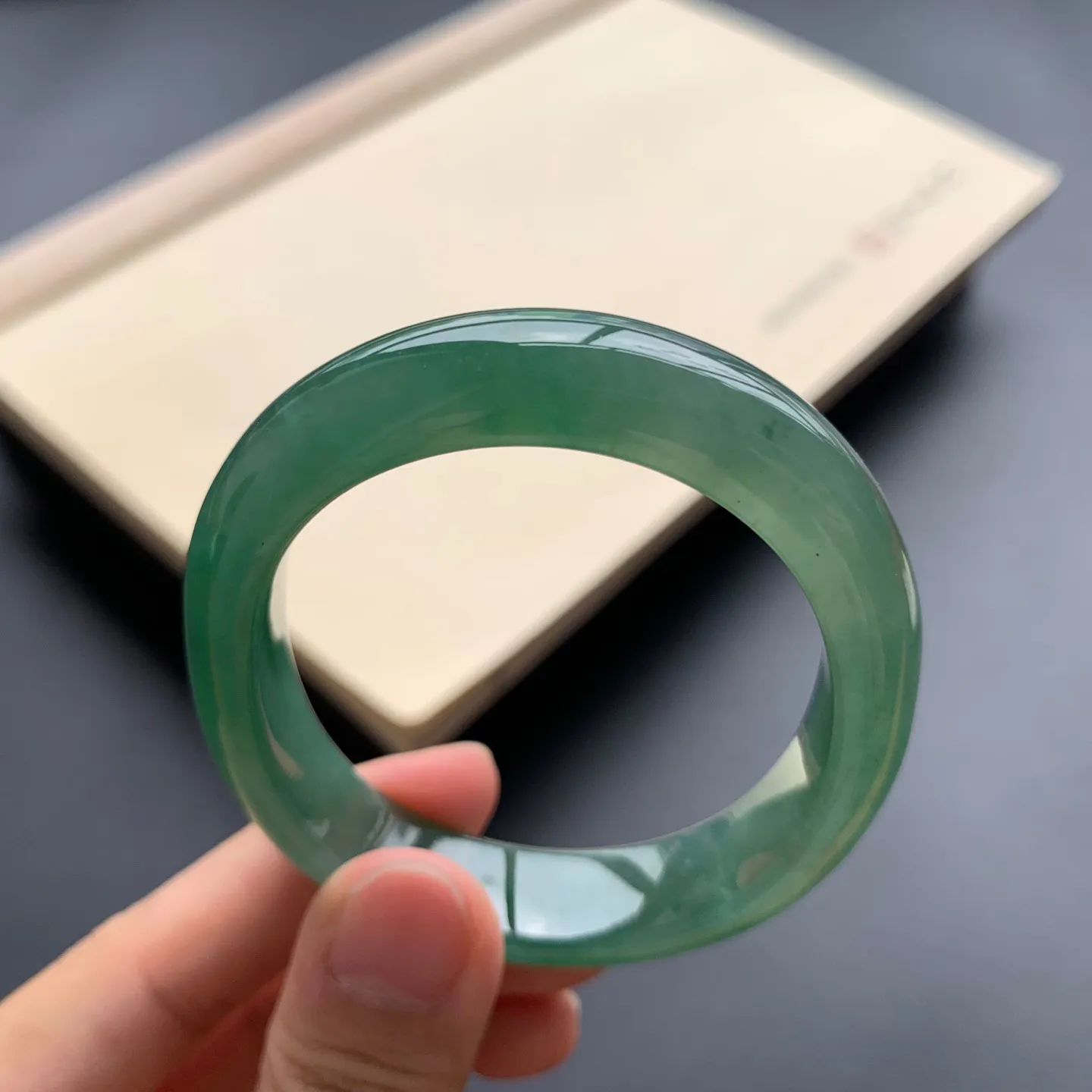 53.3圈口冰油绿贵妃手镯 尺寸：53.3-45-11.5-7.2，无纹裂，水润细腻，胶感十足