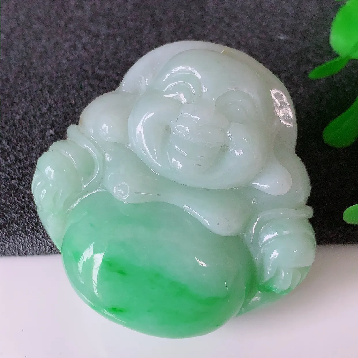 自然光实拍，大件厚装飘绿翡翠佛公吊坠，玉笑佛，饱满，开脸喜庆，配戴优雅迷人！#46.22