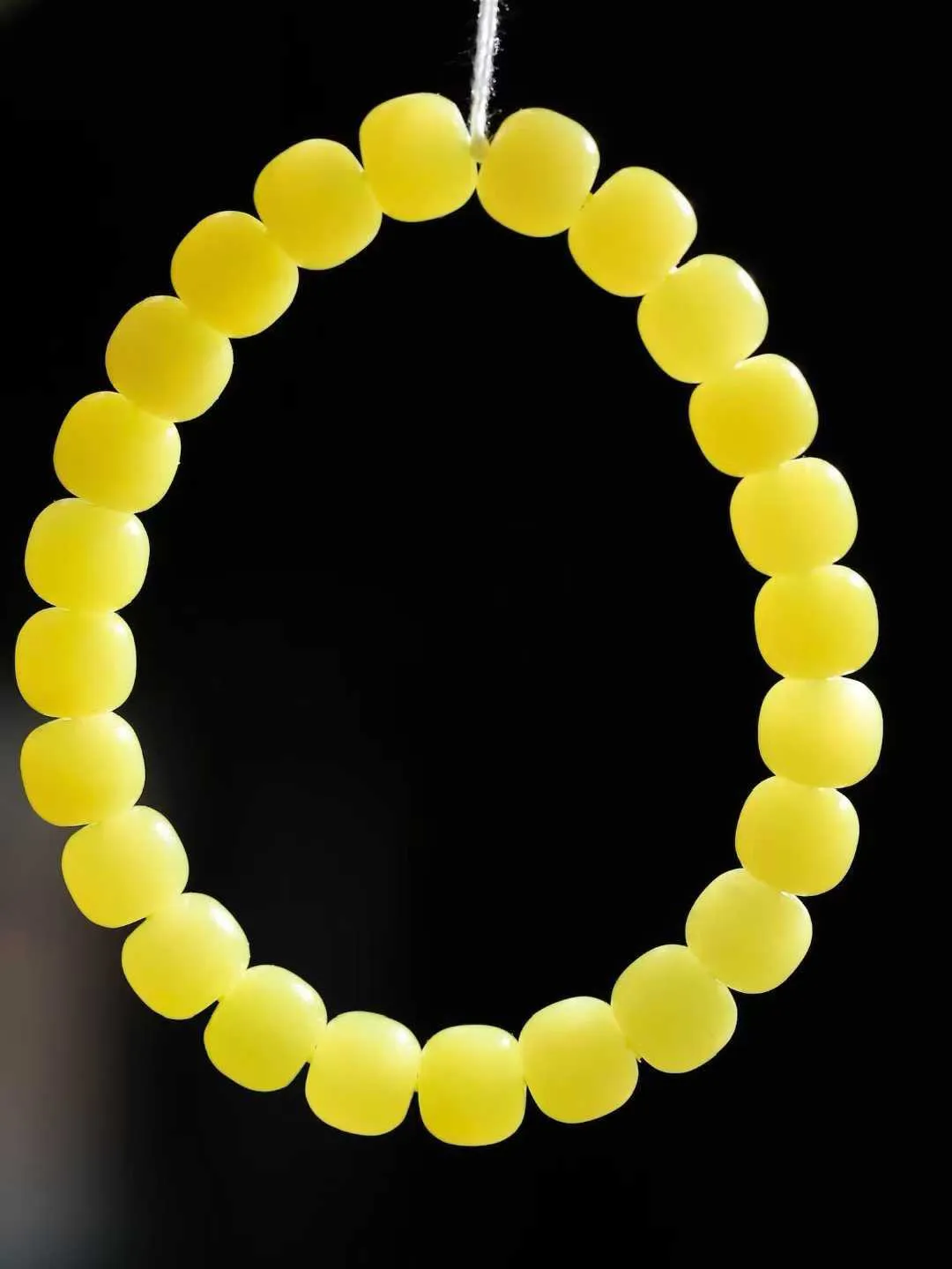 （老型珠.手串）

货头精选  和田玉黄口老型珠手串，玉质细腻油润 饱满光滑 质朴无华，悠远简单，人心境界远，百世修炼深，心灵常驻善意持，觉悟人生百世修  重27.2克    尺寸取一7.6-9mm    101101668T