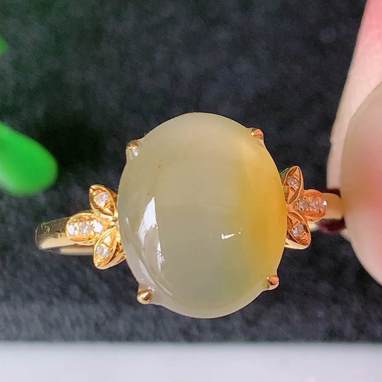 自然光实拍 18K金精工镶嵌冰种黄翡翡翠戒指，玉质细腻，翡翠色泽均匀，艳丽饱满，款式高贵大气，14圈口，上手亮眼，#83.22戒指整体16.8-23.5-6裸石11*9